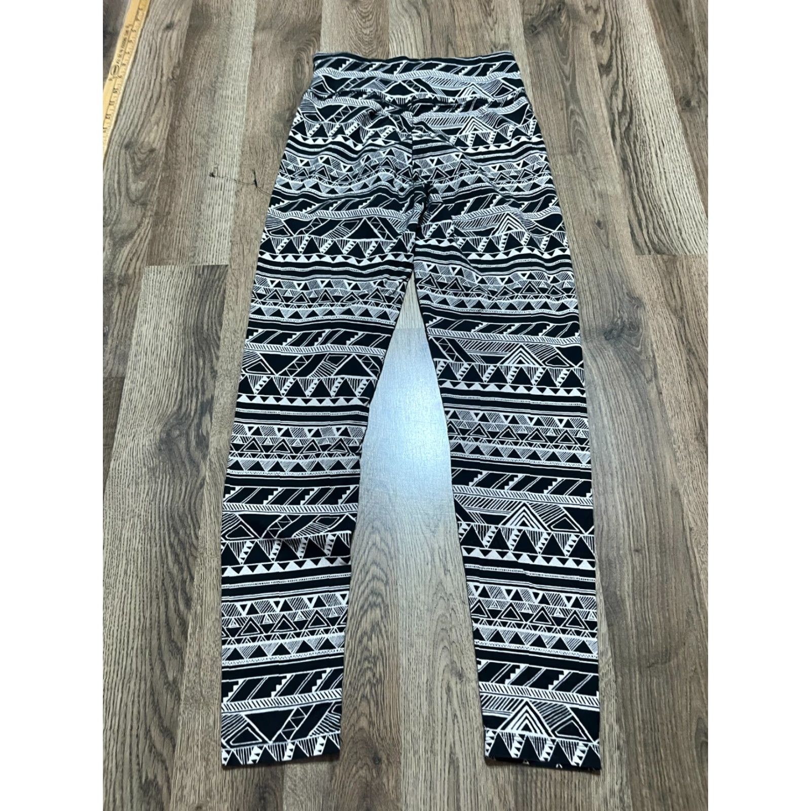 Victoria's Secret Victoria's Secret Pants Womens Small Black White Yoga Leggings Aztec Size 28" / US 6 / IT 42 - 2 Thumbnail