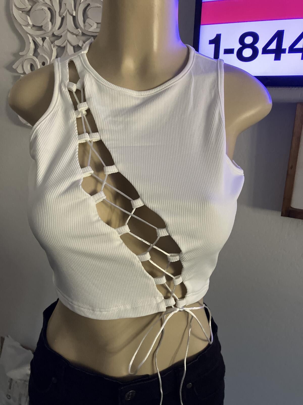 The Unbranded Brand NIB White Sleeveless Crop Top with Lace-Up Front Detail Size S / US 4 / IT 40 - 1 Thumbnail