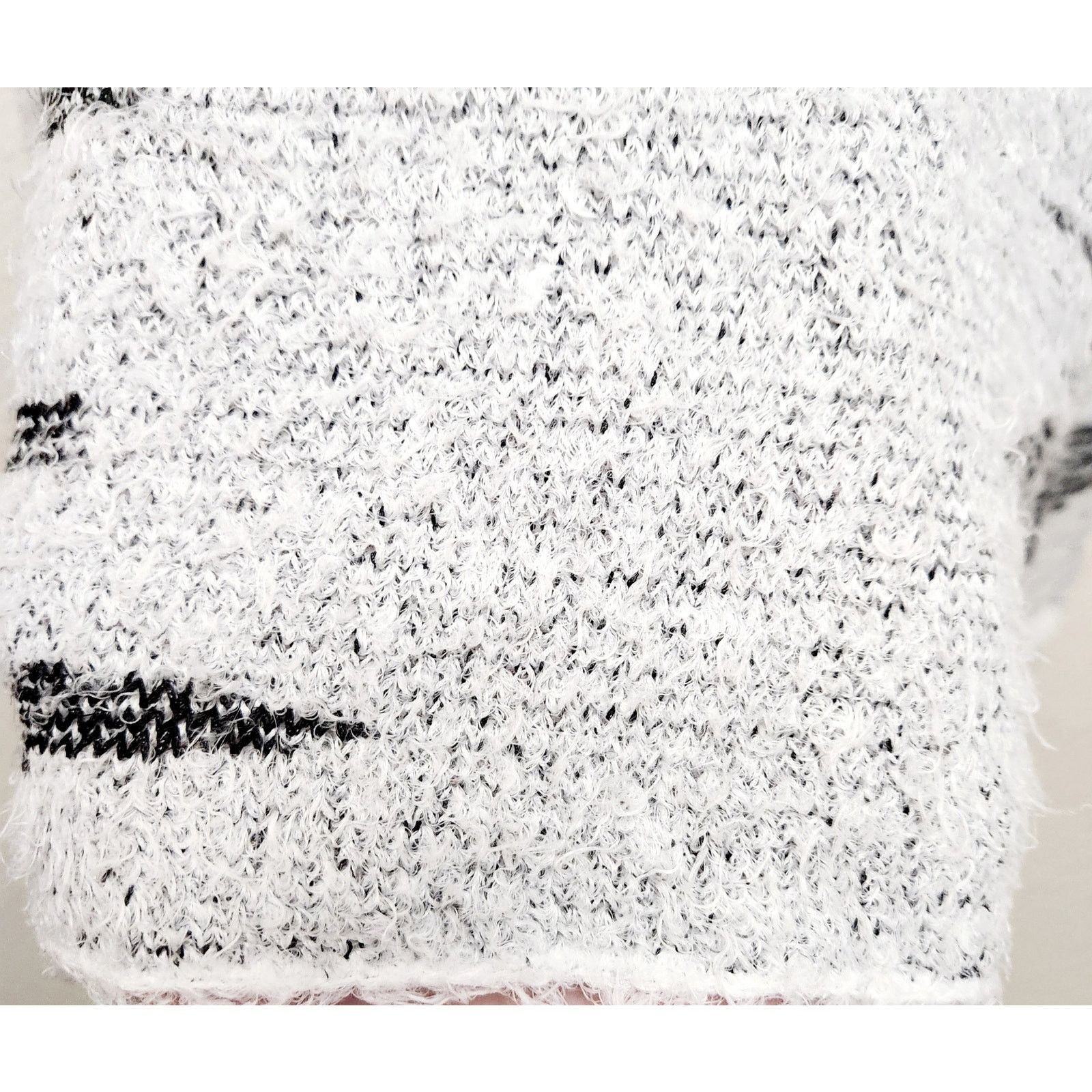 Other Gianni Bini Black White Shaggy Soft V Neck Sweater XS Soft Size XS / US 0-2 / IT 36-38 - 2 Thumbnail