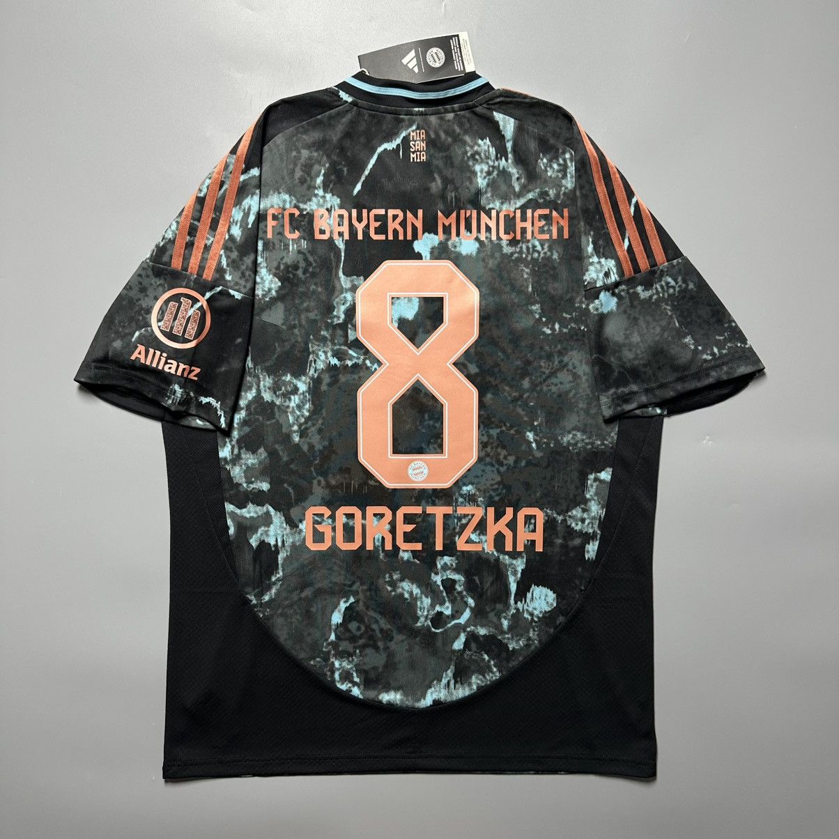 Vintage BAYERN ADIDAS 2024/2025 FOOTBALL AWAY JERSEY #8 GORETZKA Size US L / EU 52-54 / 3 - 1 Thumbnail