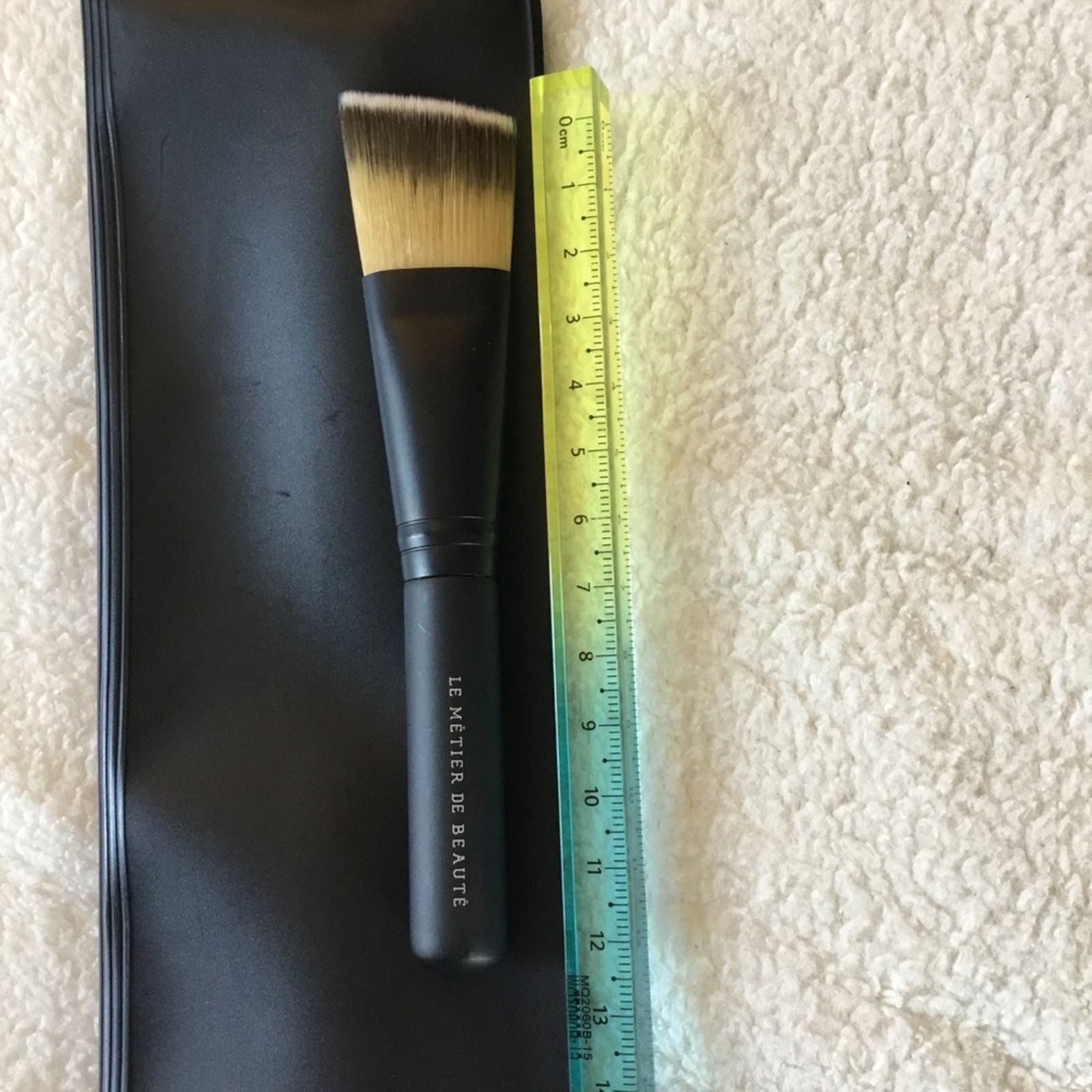 Other Le Métier de Beauté Flat Angled Foundation Brush Size ONE SIZE - 8 Thumbnail