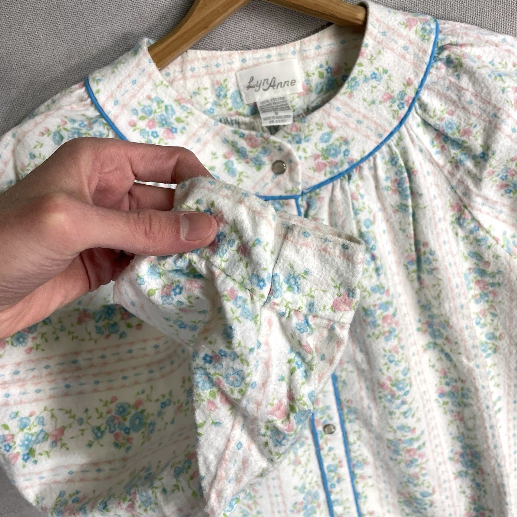 Annex VINTAGE Lyn Anne Nightgown Flannel Gown Long Sleeve Collared Button Pocket Blue 100% Cotton Floral Size ONE SIZE - 5 Thumbnail