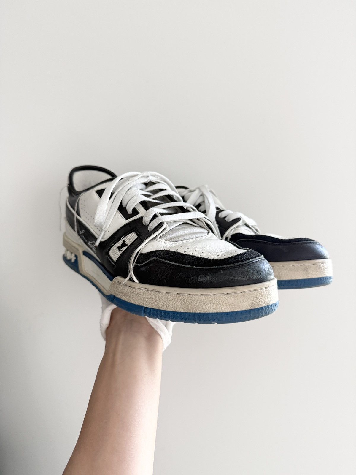 Louis Vuitton STEAL! Louis Vuitton Trainer Virgil Abloh White Black Blue Size US 8.5 / EU 41-42 - 2 Thumbnail