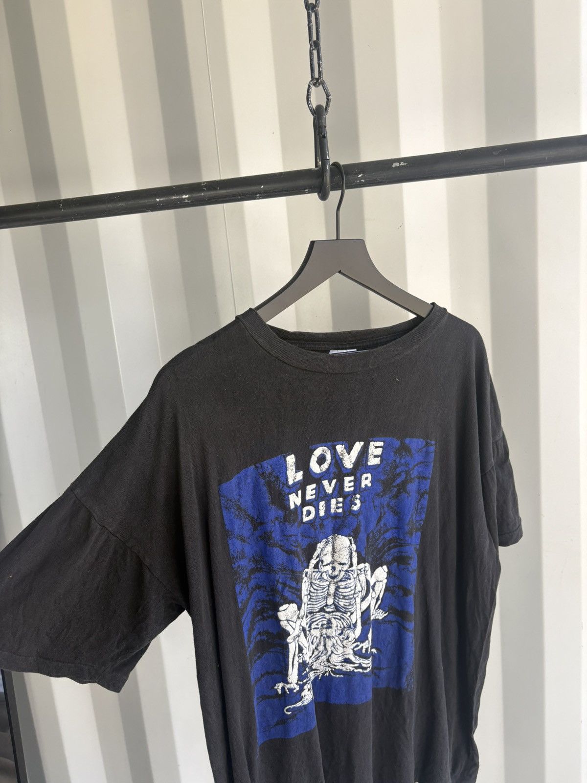 Vintage Love Never Dies Thrashed Faded Shirt Distressed Erd GRUNGE Size US XL / EU 56 / 4 - 3 Thumbnail