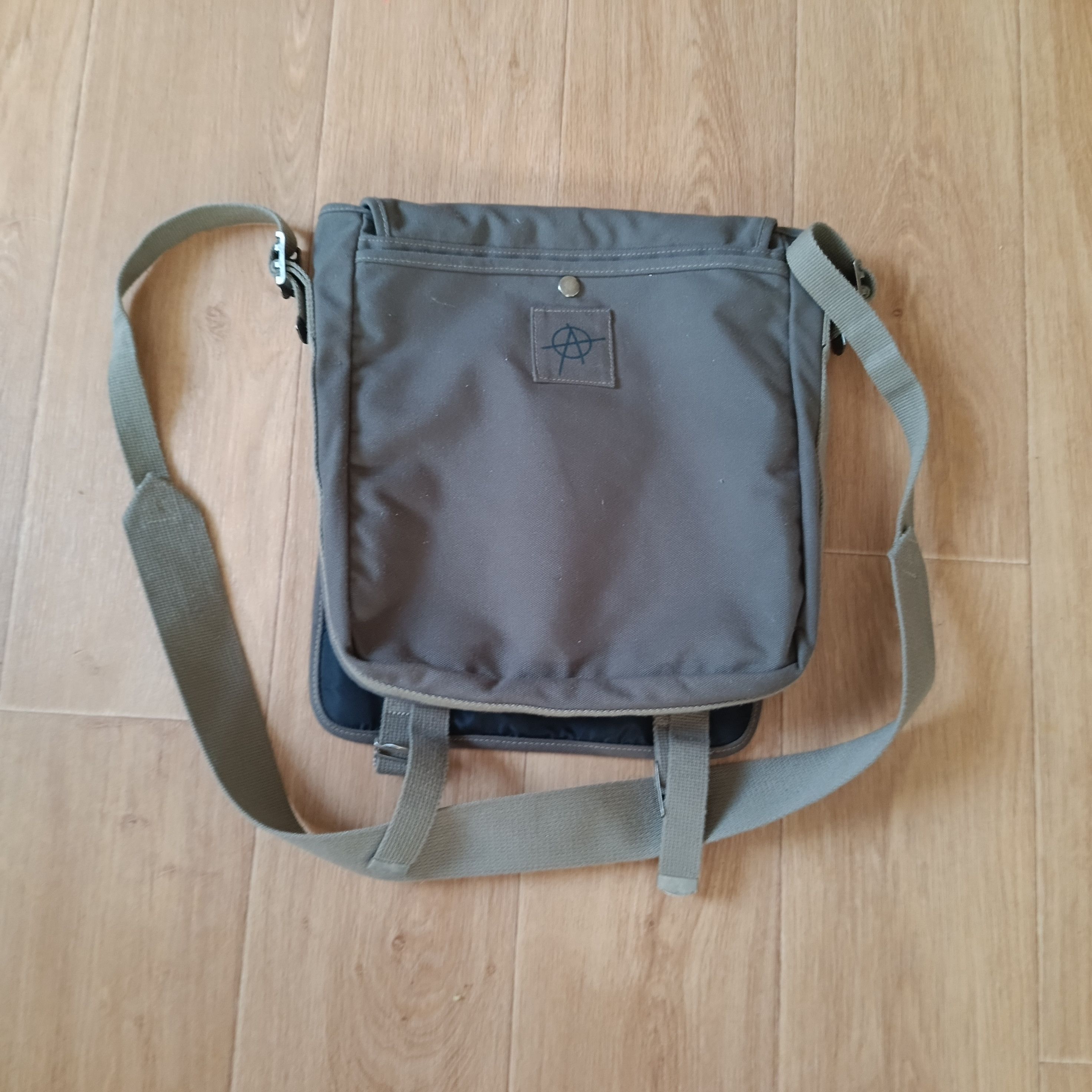 Eastpak × Vintage Eastpack Anarchy messenger bag khaki shoulder cross body bag Size ONE SIZE - 13 Thumbnail