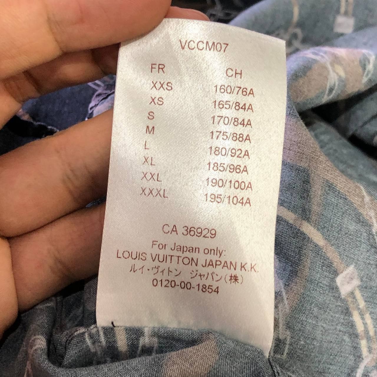 Louis Vuitton Louis Vuitton Chain Silk Button Down L/S Size US L / EU 52-54 / 3 - 14 Thumbnail