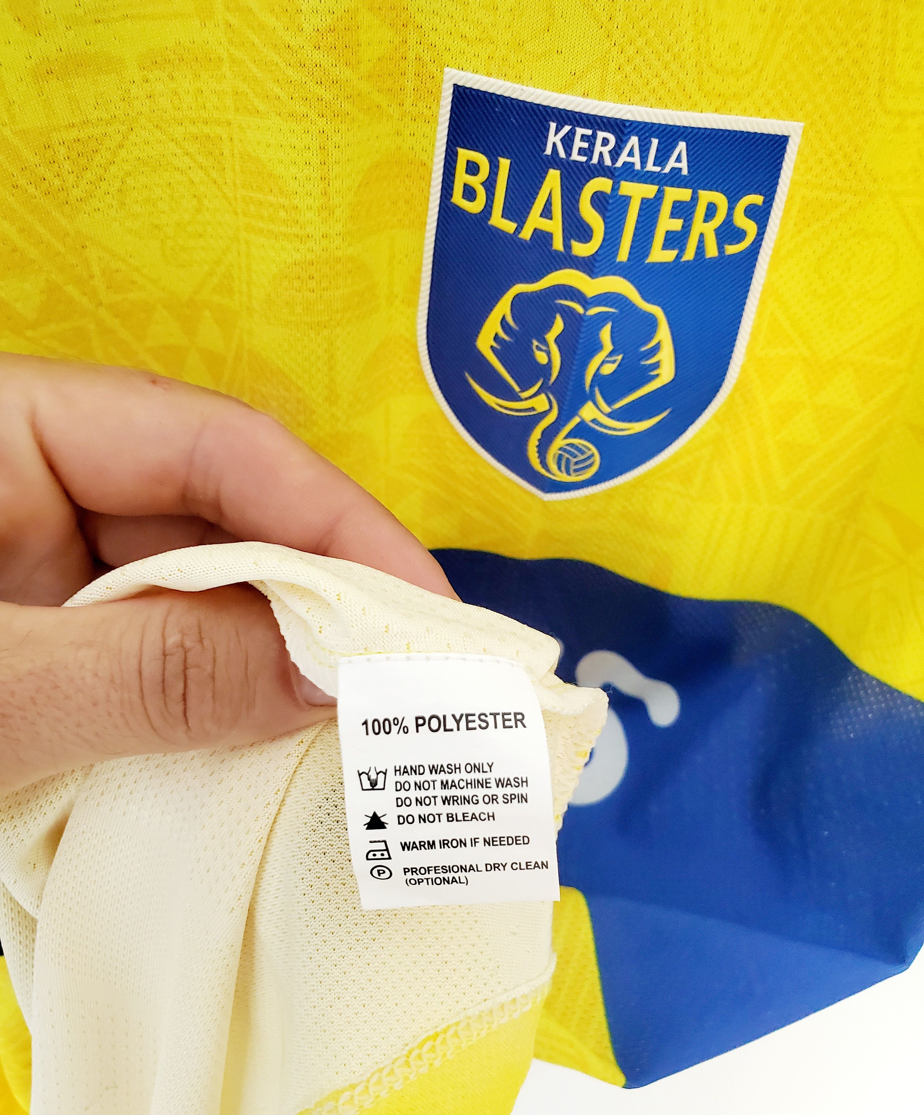 Other 2022-23 Kerala Blasters Alternate Home Shirt new condition L Size US L / EU 52-54 / 3 - 6 Thumbnail