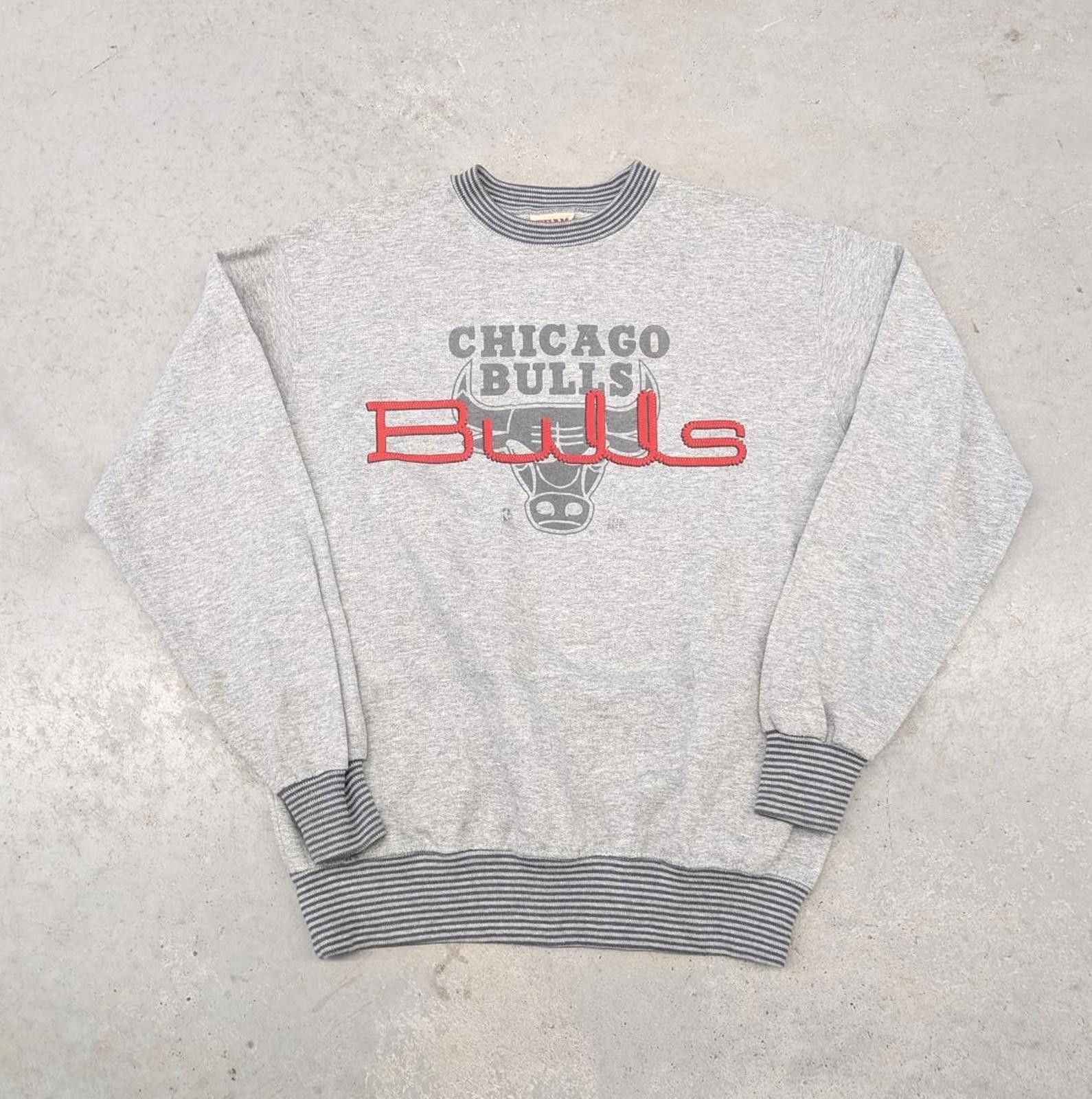 NBA Vintage Early 90s Chicago Bulls NBA Red Script Sweater Size US L / EU 52-54 / 3 - 1 Thumbnail