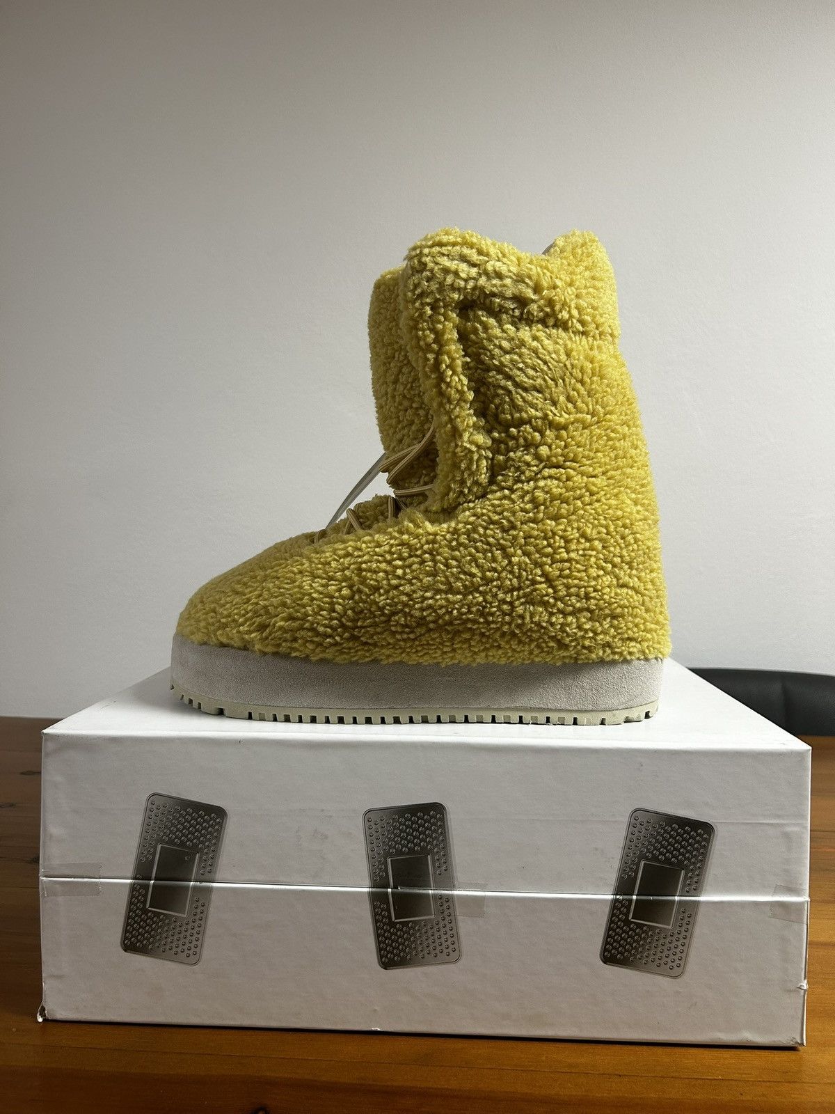 PDF PDF CHANNEL NEVE FUR BOOTS Size US 10 / EU 43 - 2 Thumbnail