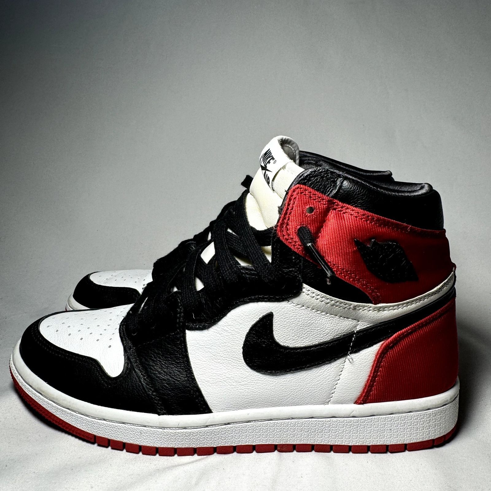 Jordan Brand × Nike Size 9 - Wmns Nike Air Jordan 1 Retro High Satin BlackToe Size US 9 / IT 39 - 8 Thumbnail