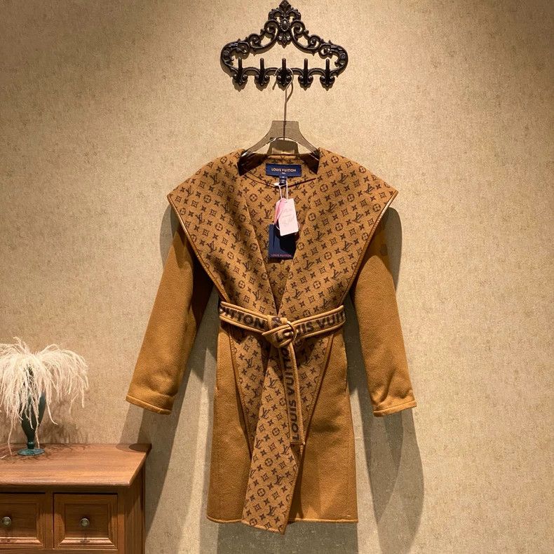 Louis Vuitton Louis Vuitton Camel presbyopic full print bathrobe coat Size XXS / US 00 / IT 34 - 2 Thumbnail