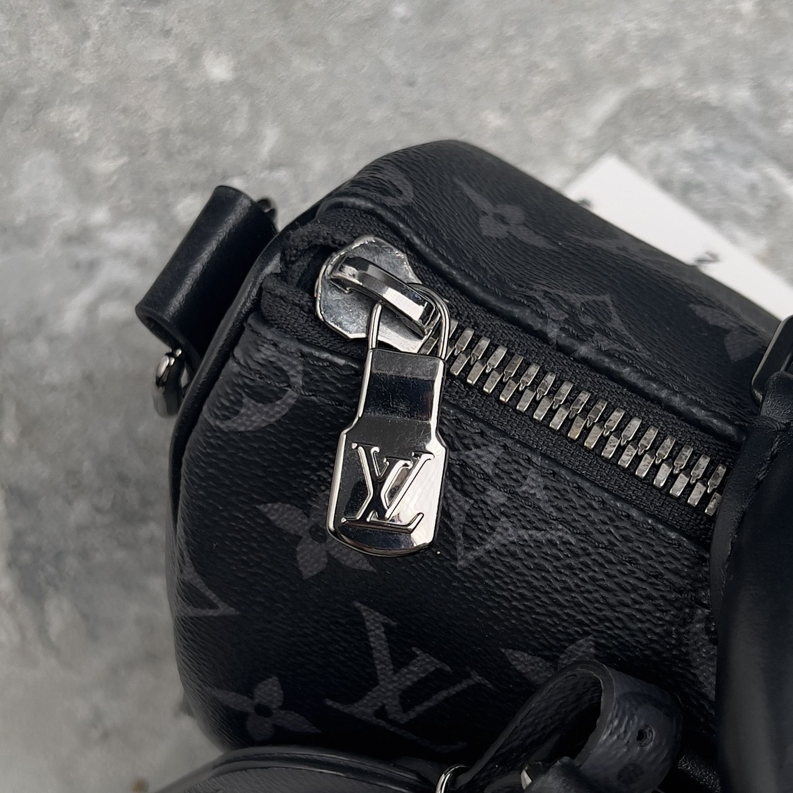 Louis Vuitton Keepall Bandoulière 25 Monogram Eclipse Handbag Size ONE SIZE - 13 Thumbnail