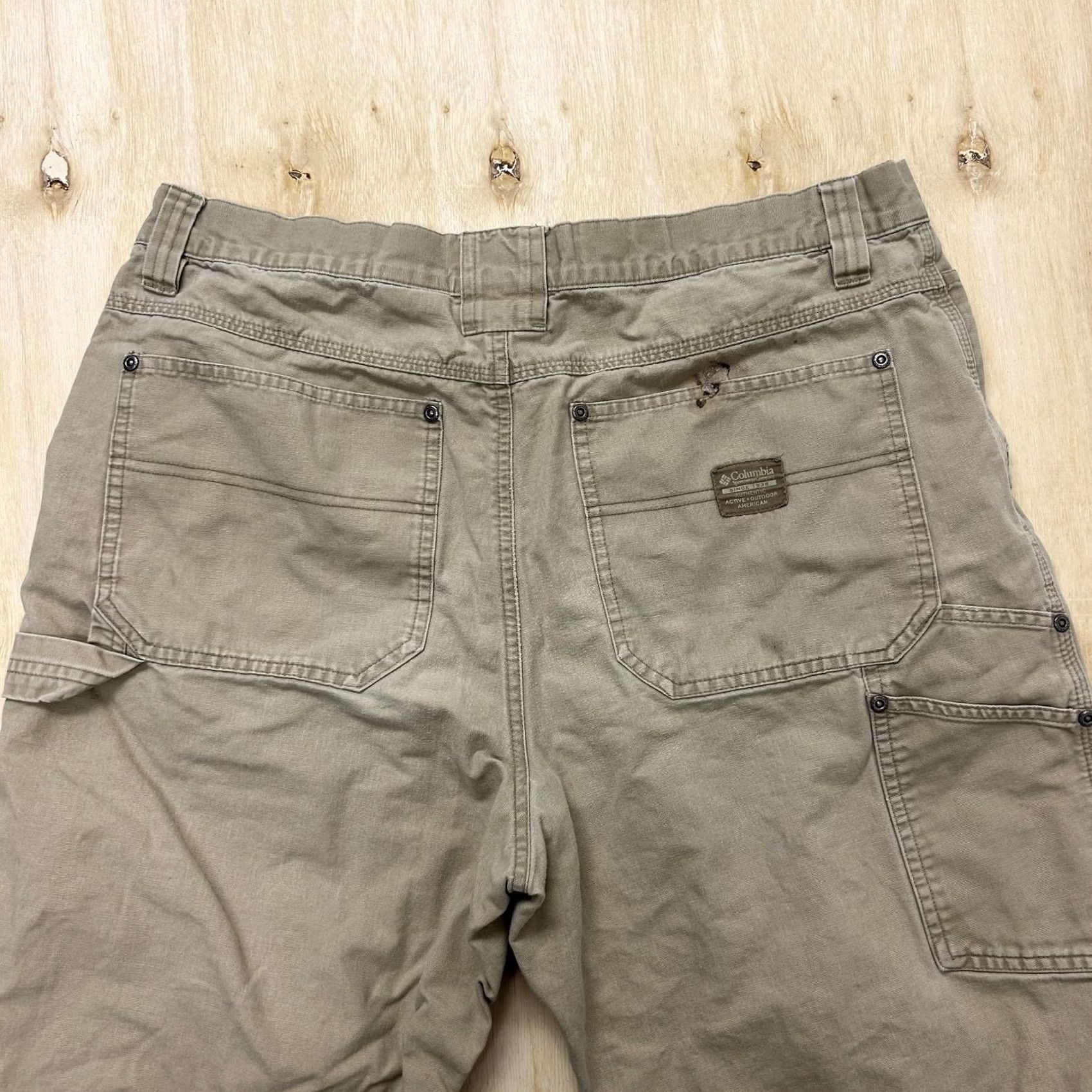 Vintage Columbia Chino Shorts Mens 36 Beige Canvas Utility Pockets 11 Inseam Workwear Size US 36 / EU 52 - 3 Thumbnail