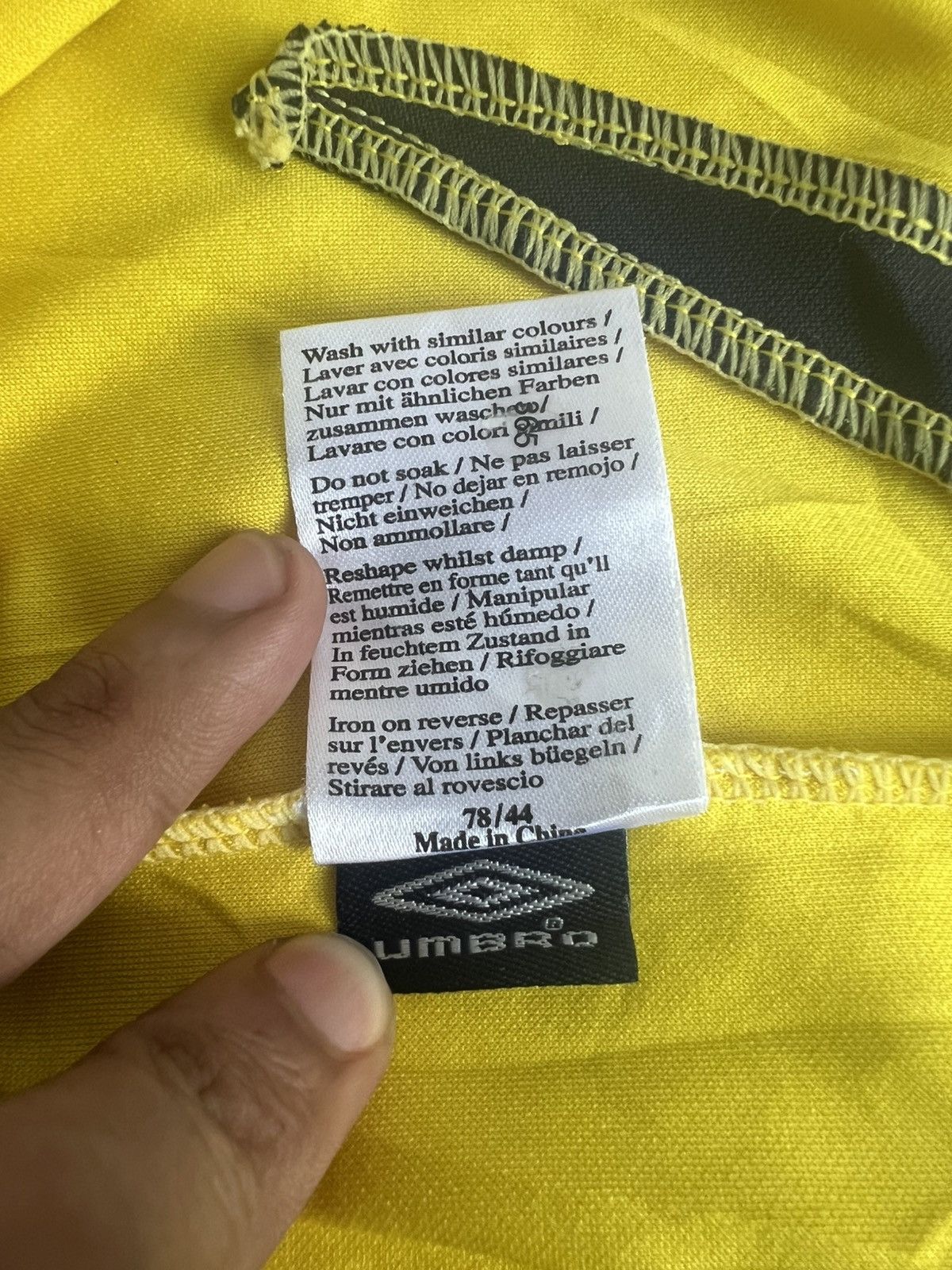 Umbro Vintage Original 2006-07 Umbro England Goalkeeper Jersey 3rd Size US M / EU 48-50 / 2 - 8 Thumbnail