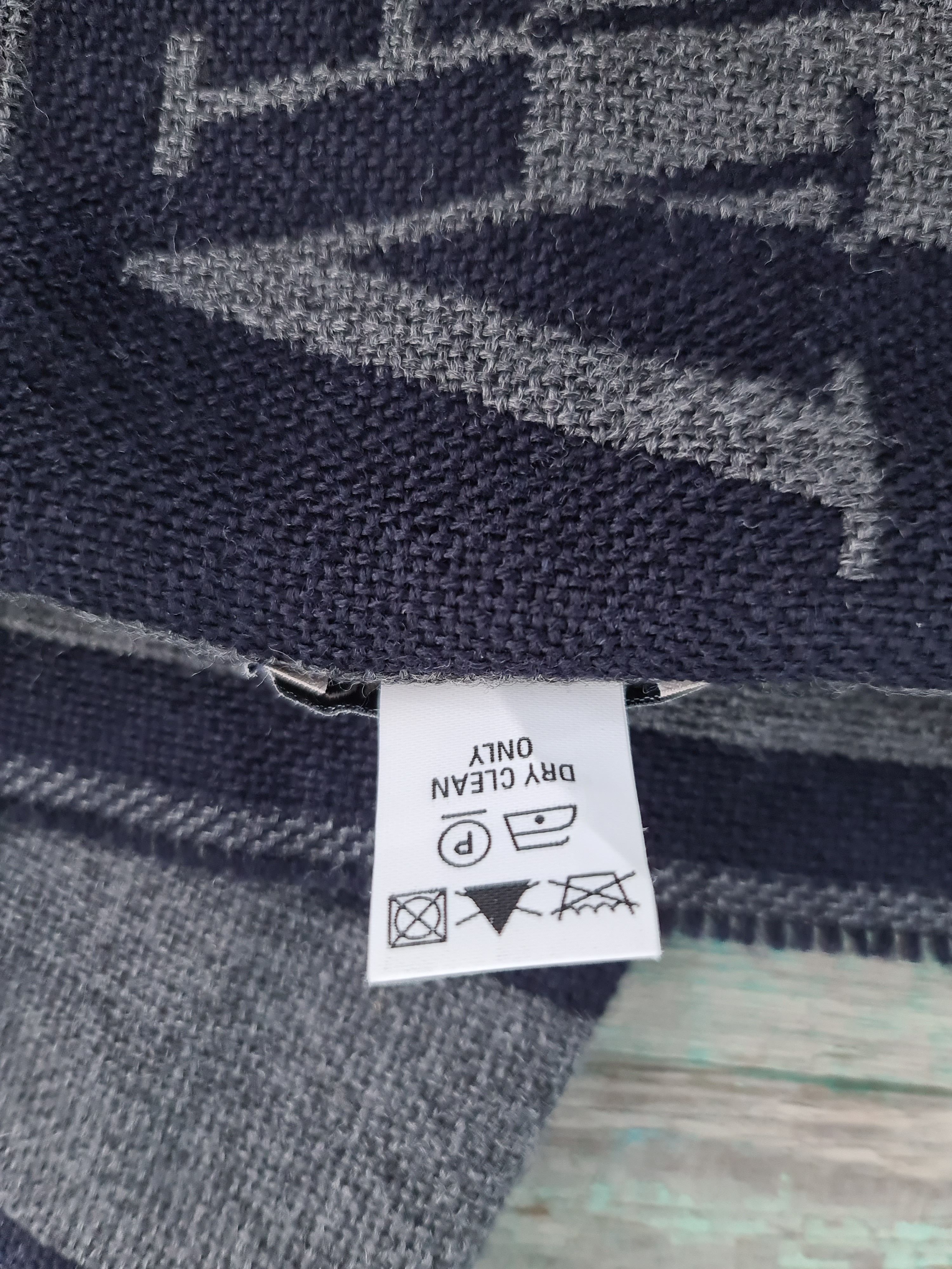Valentino Vintage Valentino Monogram 100% Wool Scarf Muffler Size ONE SIZE - 4 Thumbnail