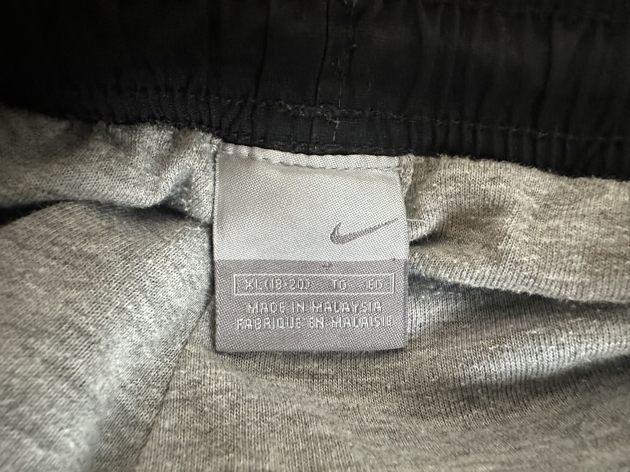 Nike Vintage Nike Track Pants — Black/Red Size US 31 - 5 Thumbnail
