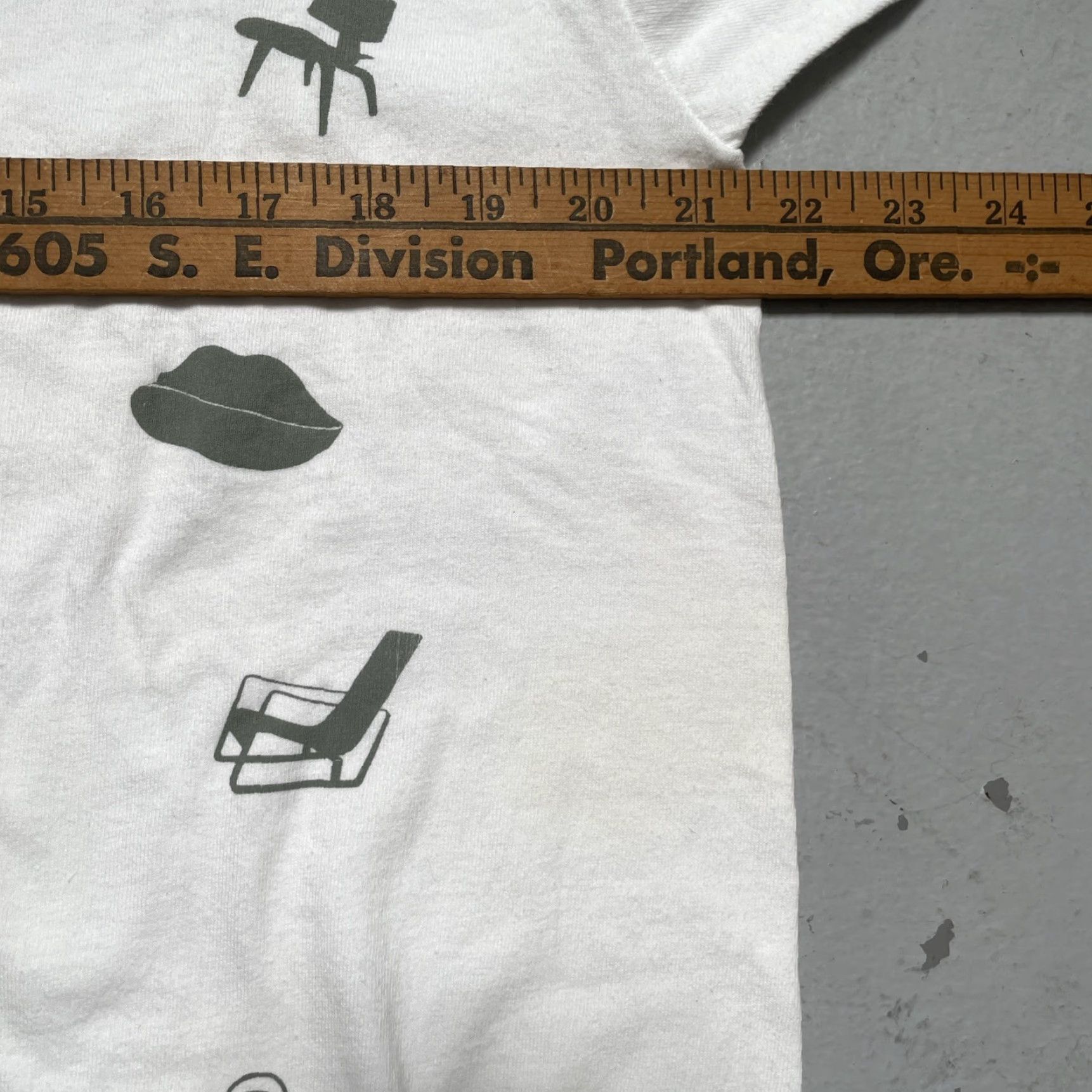 Hanes VINTAGE Hanes T-Shirt Shirt Unisex Adults L White Designer Art 90s 2000s Chair MCM Single Stitch Vintage Yes Mens Womens Boys Girls Size US L / EU 52-54 / 3 - 3 Thumbnail