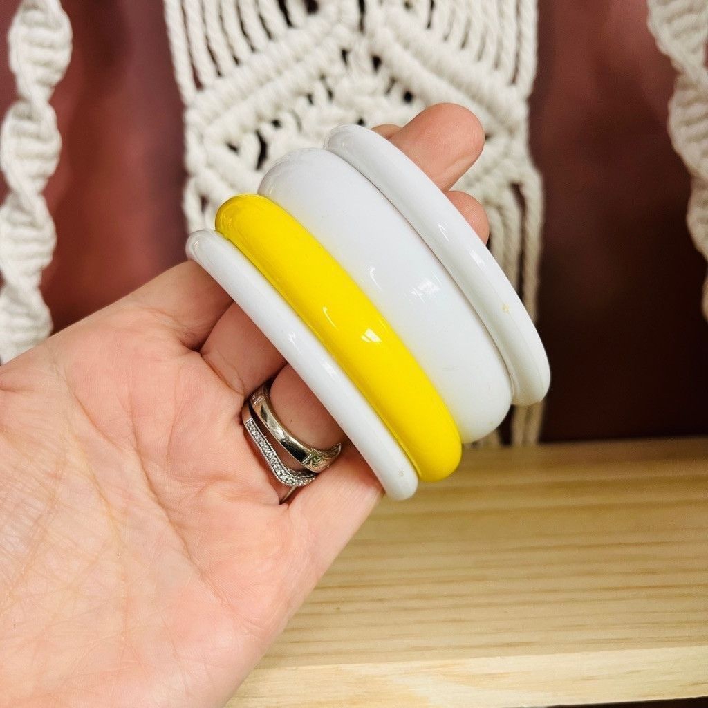 Vintage Vintage Lucite Bangle Bracelet Stack Set 4 Yellow and White Size ONE SIZE - 7 Thumbnail