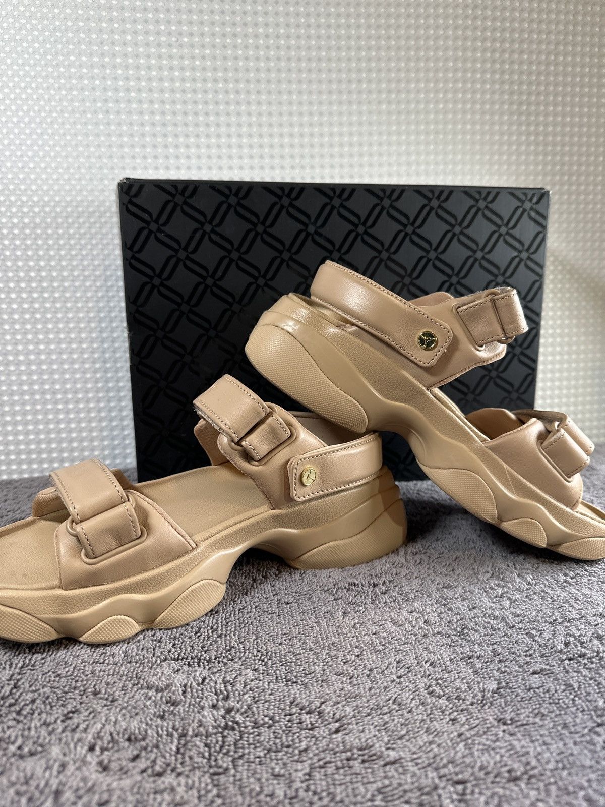 Jordan Brand Jordan Deja Legend Medium Brown Metallic Gold (Women's) Size US 7 / IT 37 - 8 Thumbnail