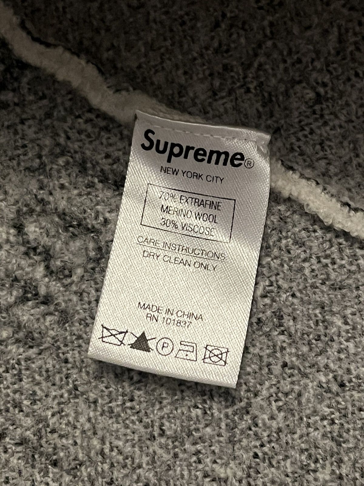 Supreme SUPREME NEWSPRINT NEWSPAPER SWEATER PULLOVER Size US XL / EU 56 / 4 - 4 Thumbnail