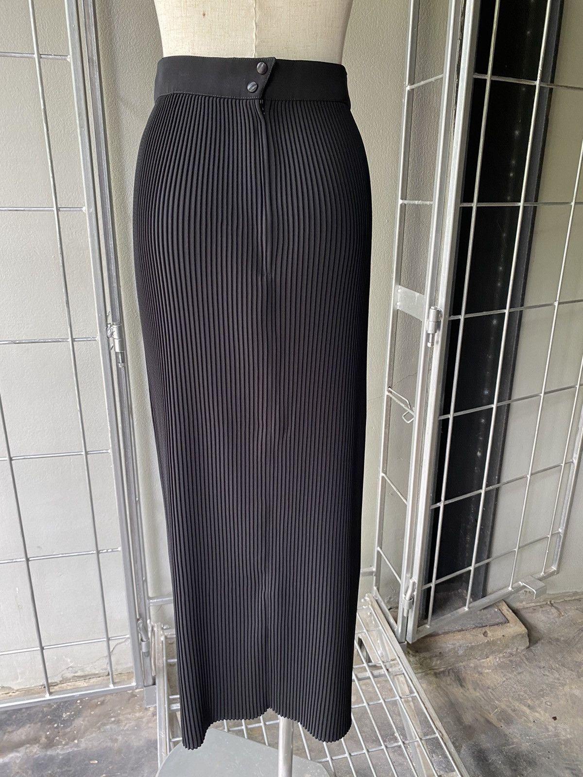Thierry Mugler Thierry Mugler pleated black skirt Size 25" / US 0 / IT 36 - 3 Thumbnail