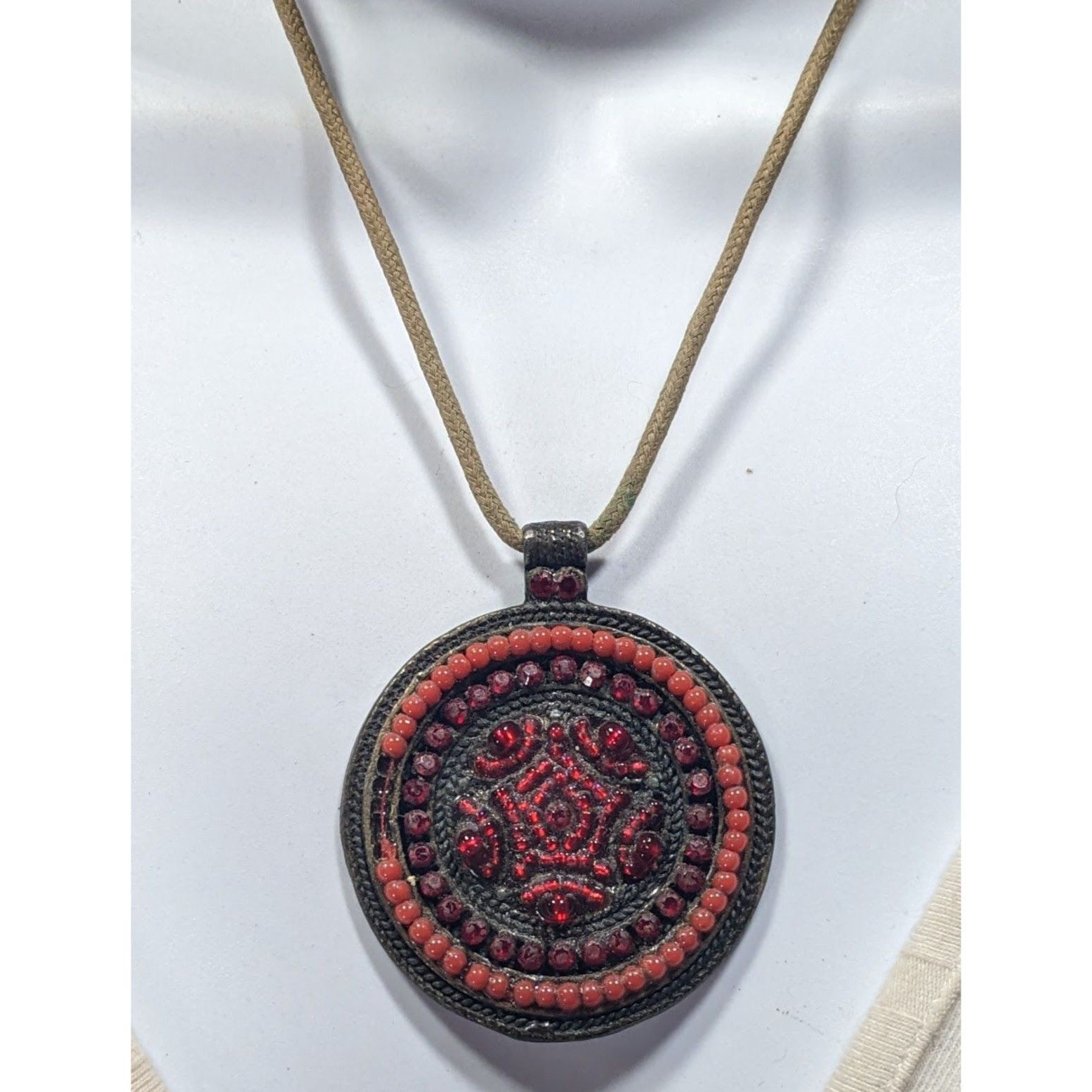 Other Vintage Red Beaded Brass Medallion Pendant Necklace Size ONE SIZE - 4 Thumbnail