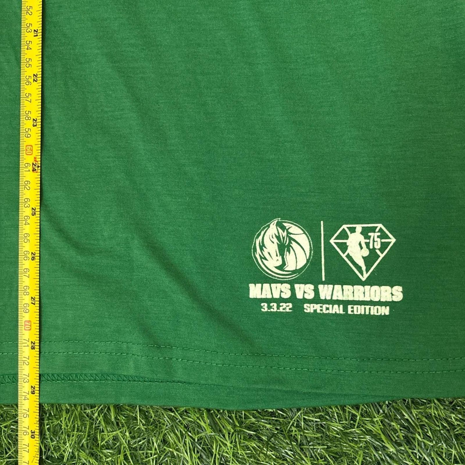 Other Vintage Dallas Mavs VS Warriors NBA Graphic Tee Size US XL / EU 56 / 4 - 5 Thumbnail
