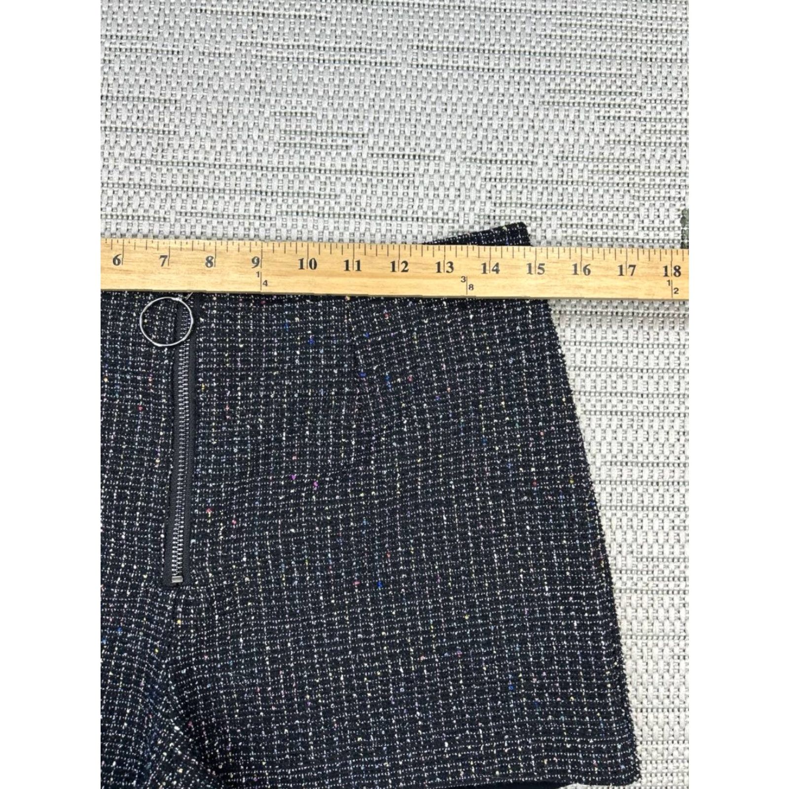 Vintage Maeve Black Tweed Zip Front Shorts Womens 8 High Waisted Confetti Flecks Polyester Viscose Elastane Regular Mid Rise Modern 90s? Size 30" / US 8 / IT 44 - 4 Thumbnail