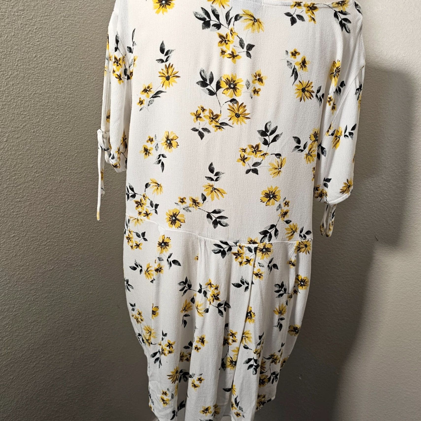 Torrid Torrid Blouse Shirt Women Plus Size 1 White Floral Sunflower Print Short Sleeve Scoop Neck Slit Accent Tie Casual Party/Cocktail Size XS / US 0-2 / IT 36-38 - 4 Thumbnail