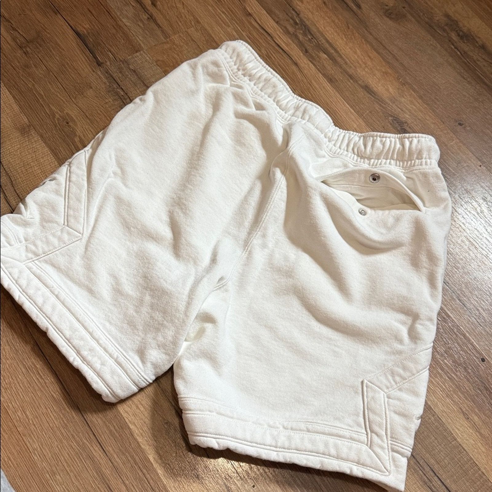 Jordan Brand Air Jordan Diamond Fleece Shorts Size US 26 / EU 42 - 4 Thumbnail
