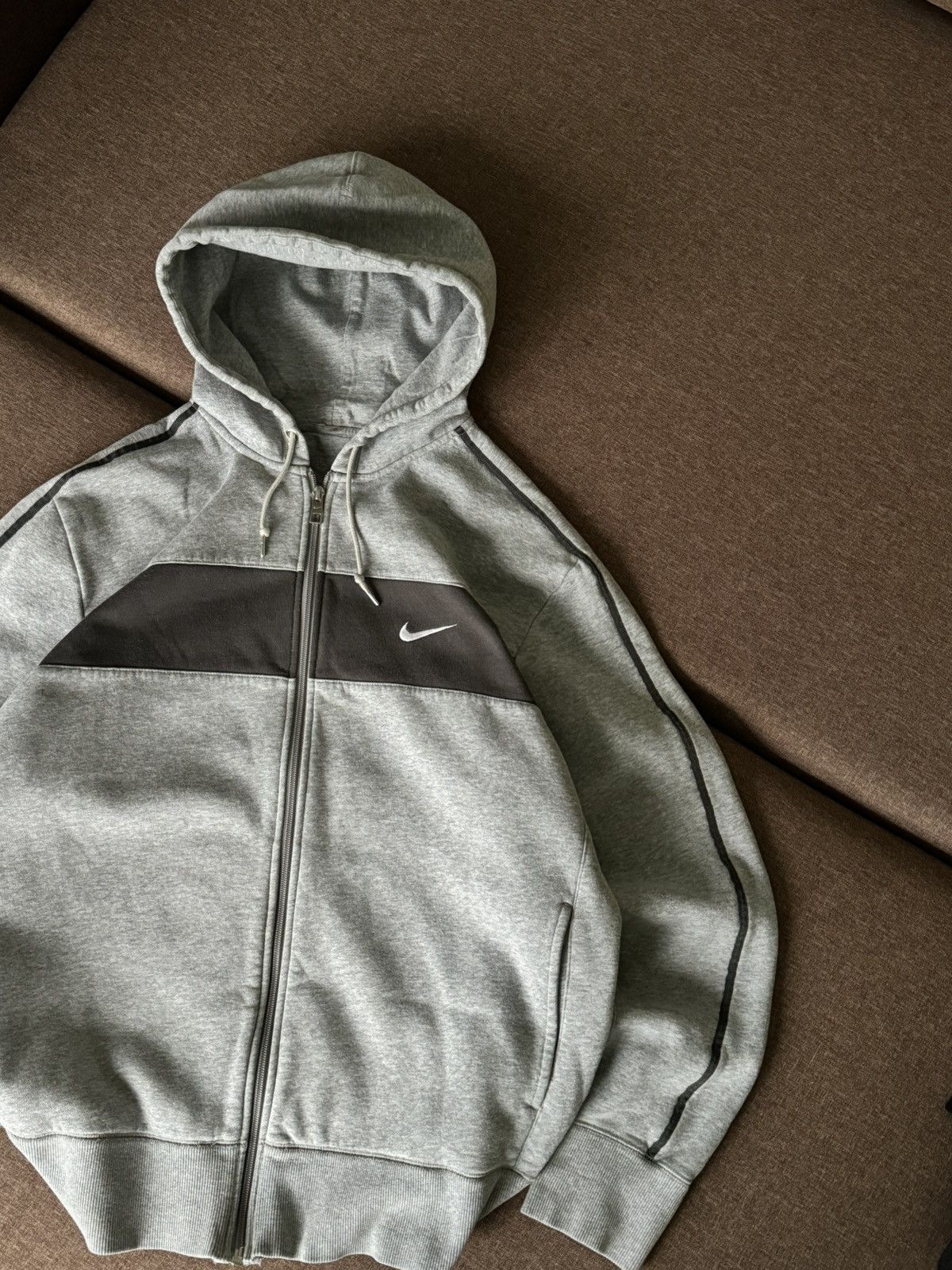 Nike Vintage Nike Y2K grey zip hoodie size XL Size US XL / EU 56 / 4 - 5 Thumbnail