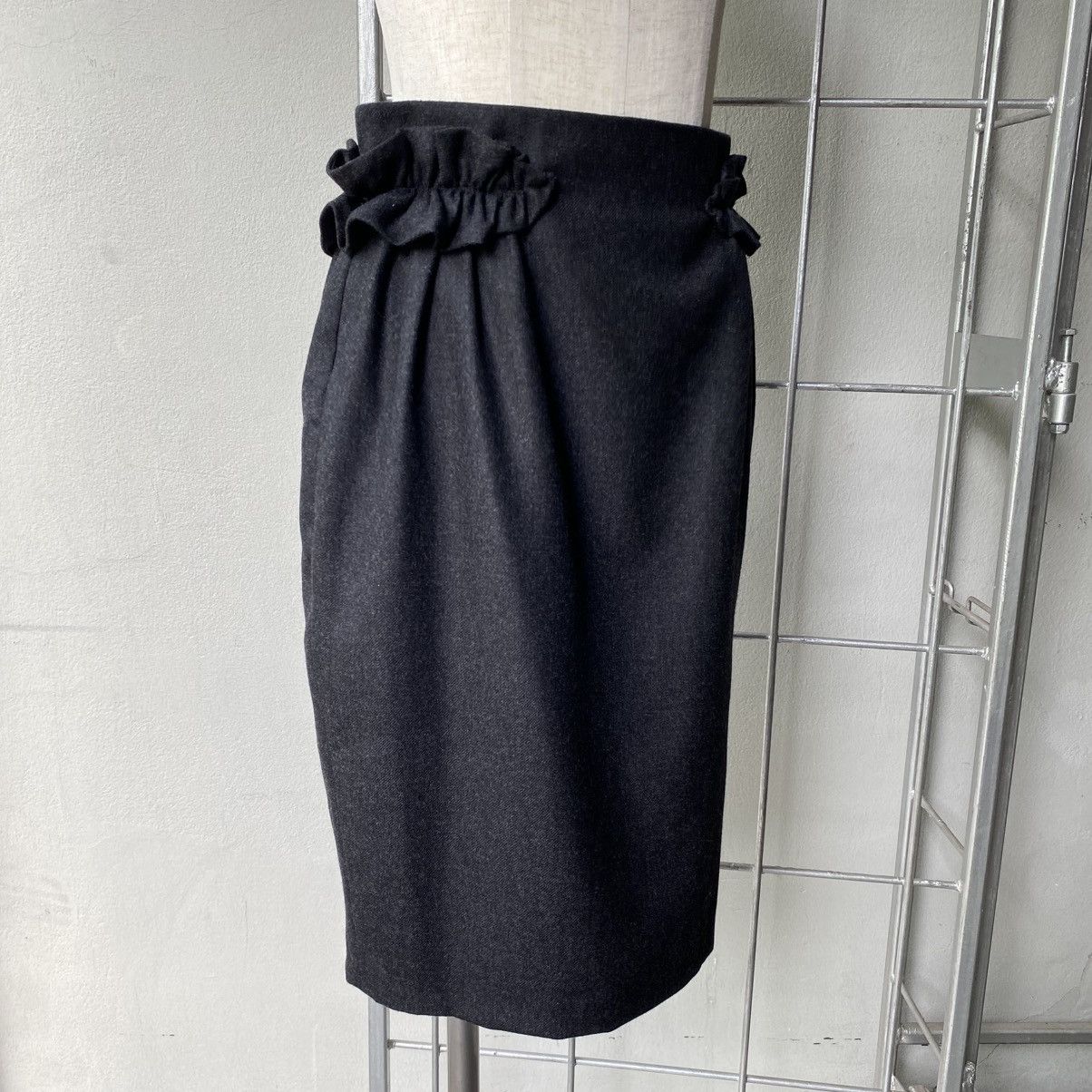 Moschino MOSCHINO Black Pencil Skirt with Side Ruffles Size 28" / US 6 / IT 42 - 12 Thumbnail