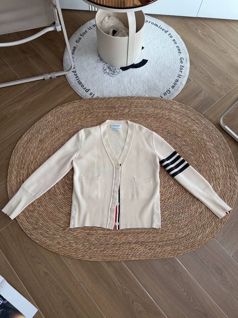 Thom Browne Thom Browne V-neck sweater Size S / US 4 / IT 40 - 4 Thumbnail