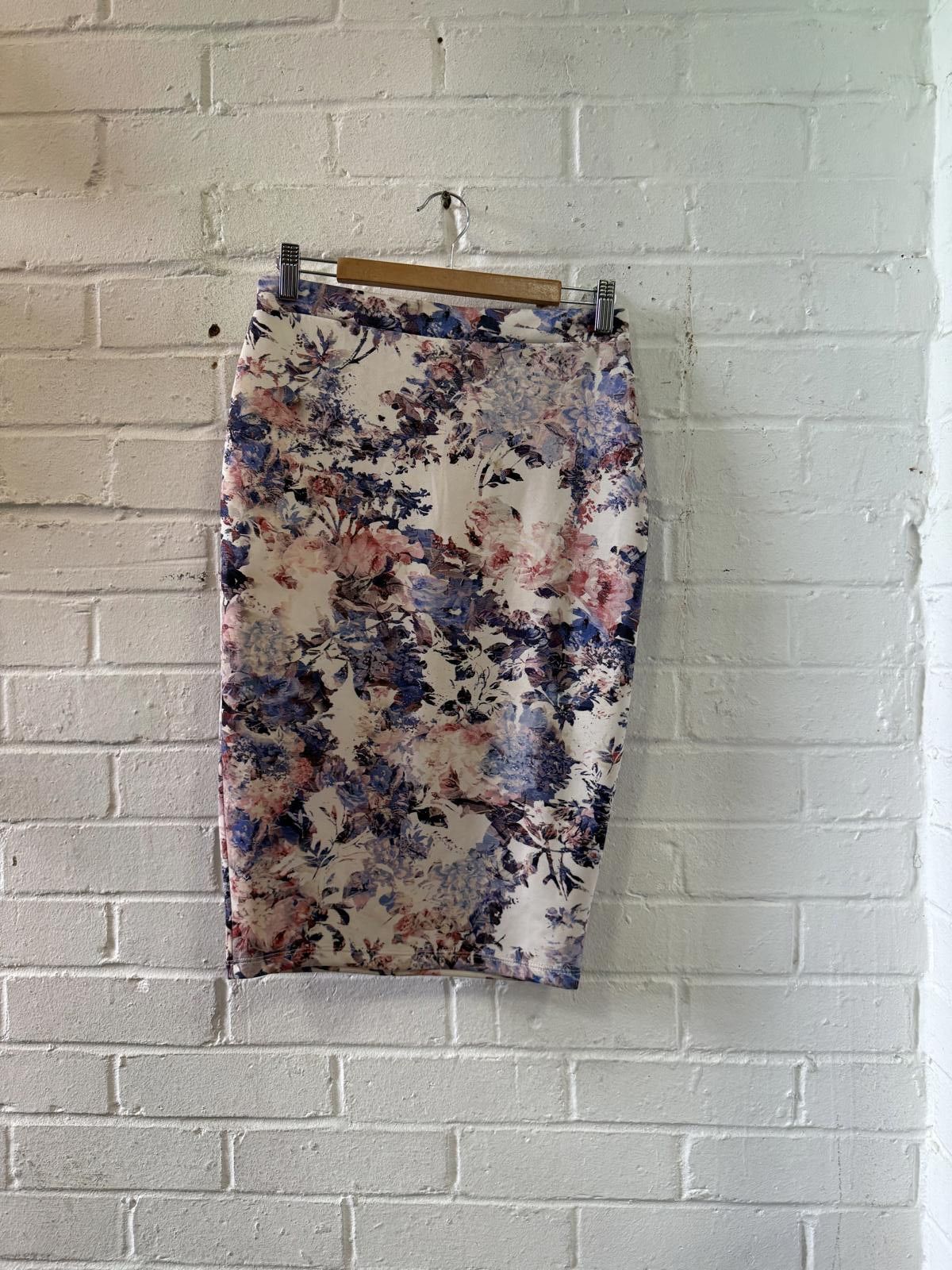 Warehouse Warehouse Floral Pencil Skirt Size 32" / US 10 / IT 46 - 3 Thumbnail