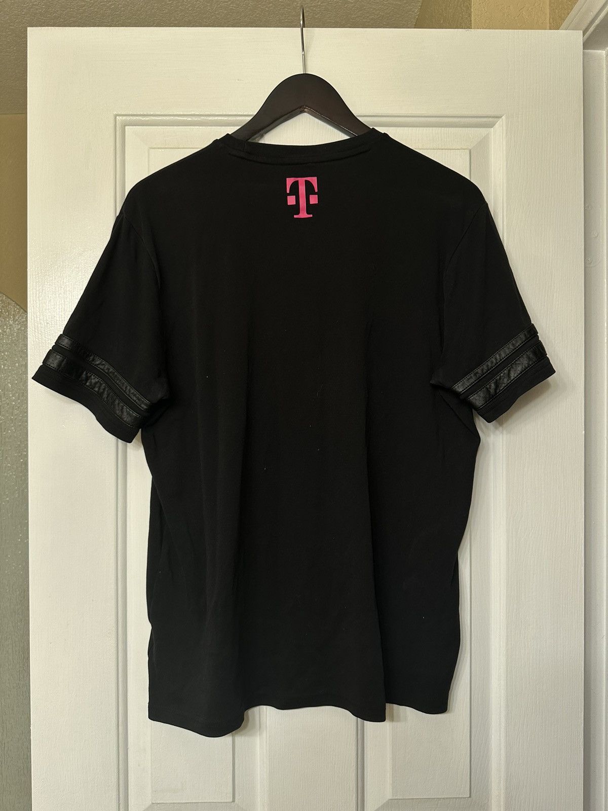 NBA T-Mobile Jersey Short Sleeve MLS Employee Shirt Size US L / EU 52-54 / 3 - 5 Thumbnail
