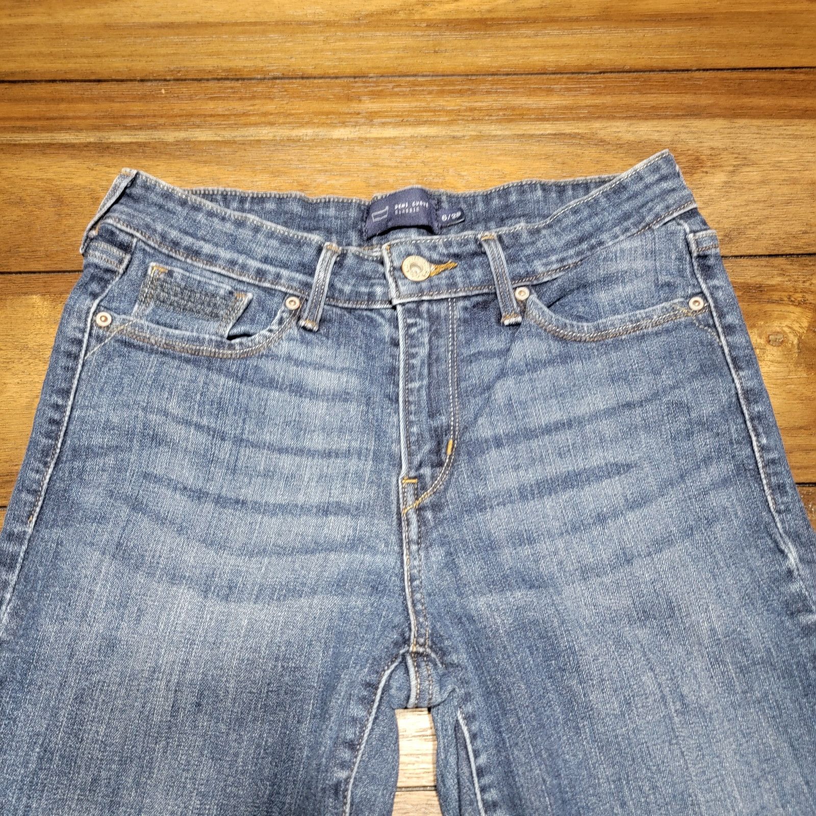 Levi's Levis Classic Denim Demi Curve Capris - Size 6 / 28 Size 28" / US 6 / IT 42 - 2 Thumbnail