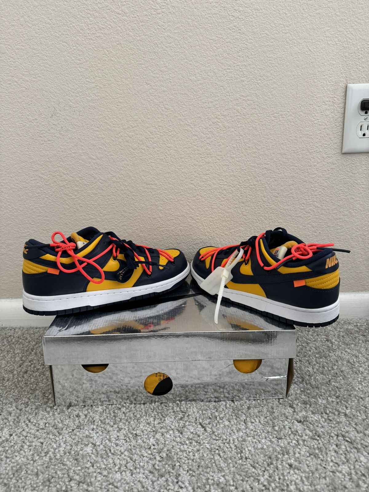 Off-White Off-White University Gold Dunk Size US 9.5 / EU 42-43 - 1 Thumbnail