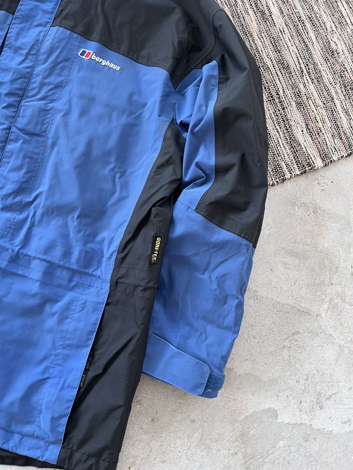 Berghaus Vintage Berghaus GoreTex Navy Black Windbreaker Jacket Y2K Size US L / EU 52-54 / 3 - 7 Thumbnail