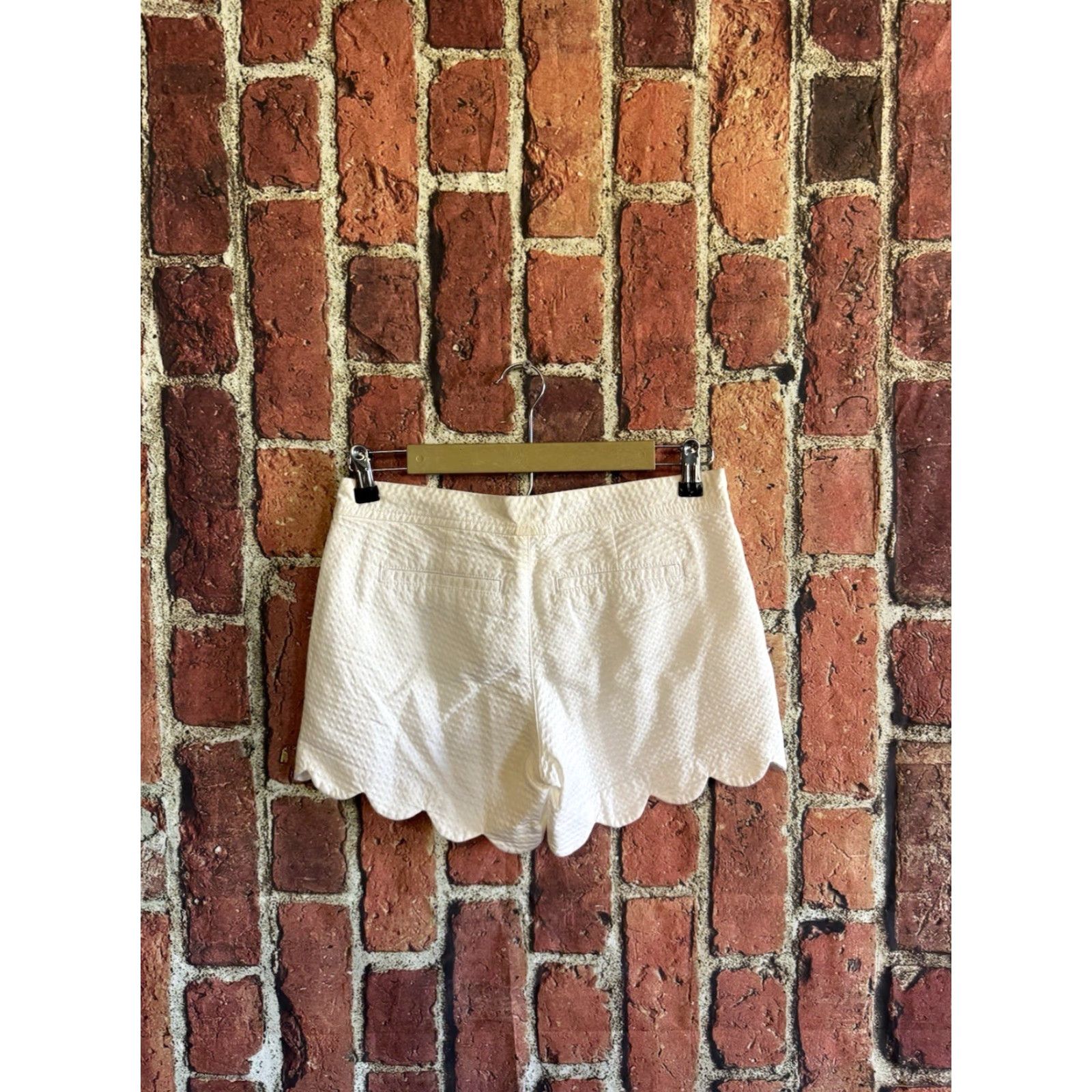 Lilly Pulitzer Lilly Pulitzer Callahan Chino Buttercup Scallop Hem Shorts Womens Size 0 White Size 25" / US 0 / IT 36 - 2 Thumbnail