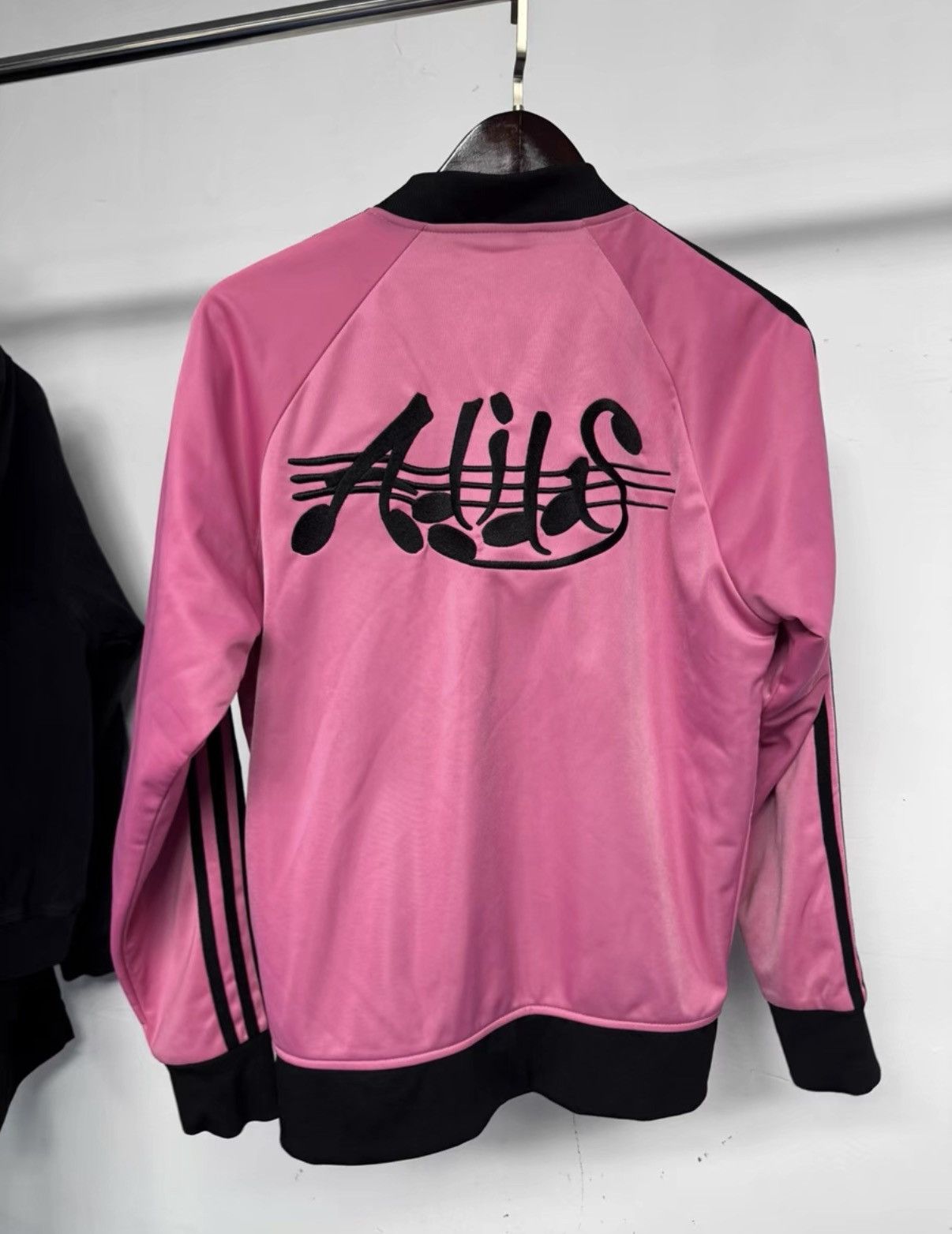 Adidas Adidas x Jeremy Scott Collaboration Pink Guitar Jacket K37 Size US XL / EU 56 / 4 - 4 Thumbnail