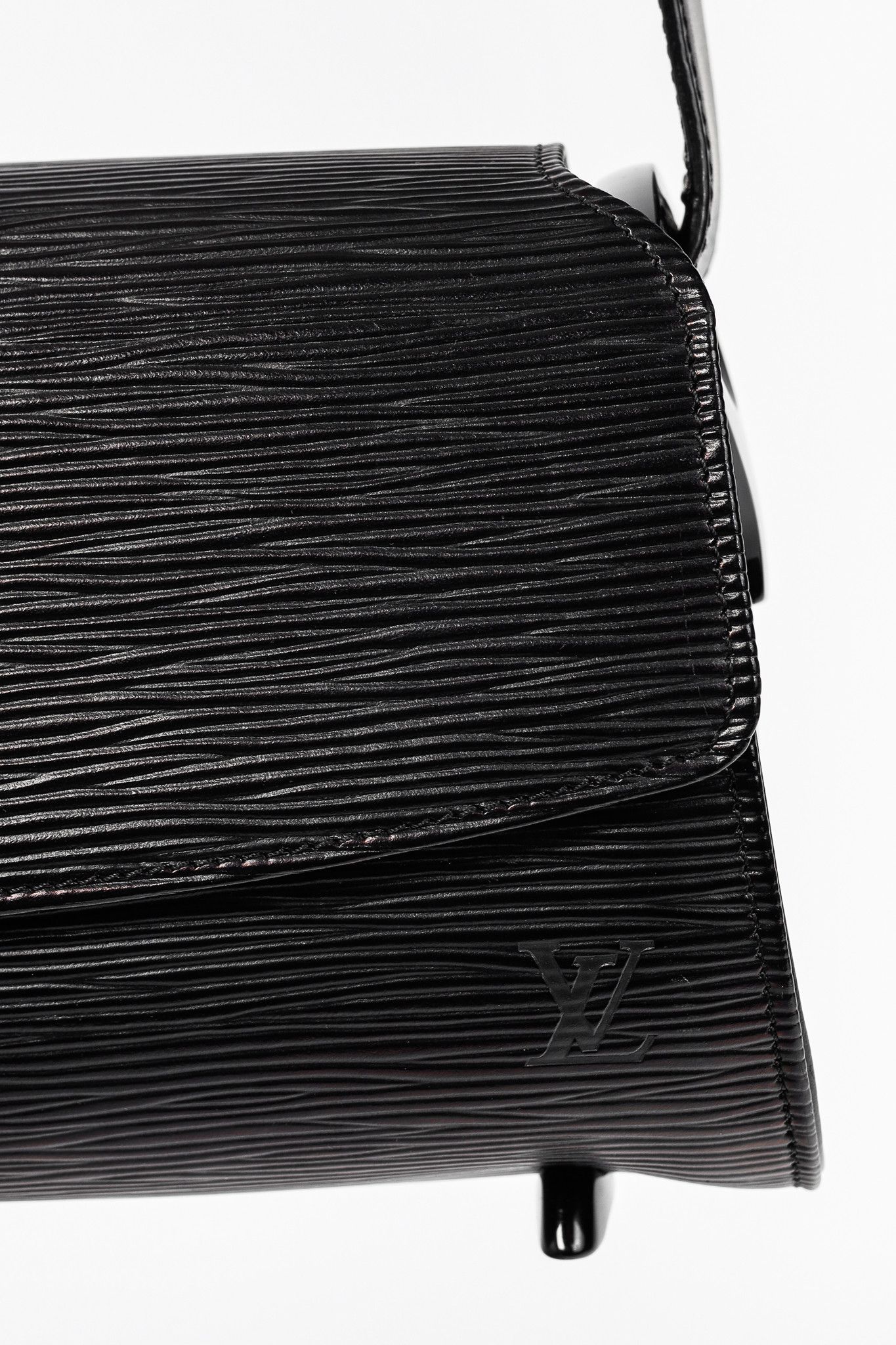 Louis Vuitton Louis Vuitton Nocturne PM Black Epi Leather Baguette Size ONE SIZE - 9 Thumbnail
