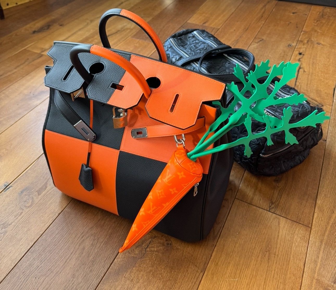Louis Vuitton CARROT POUCH M80851 (RARE) Size ONE SIZE - 2 Thumbnail