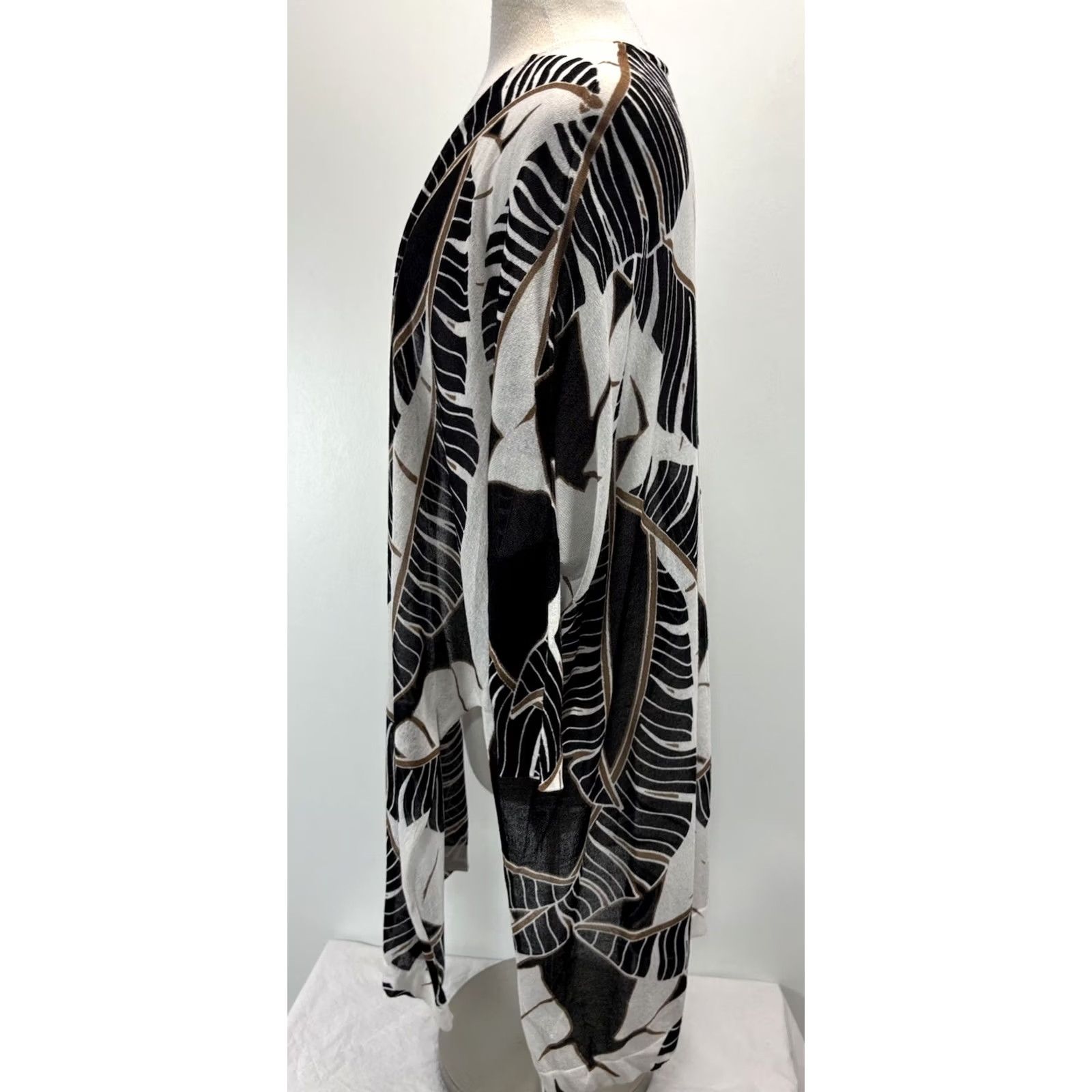 Vintage Chicos Cardigan Sweater Women’s M Lightweight Open Front Tropical Palm Print Dolman Sleeve Cream Black 3/4 Sleeve Knit Rayon Blend Size M / US 6-8 / IT 42-44 - 2 Thumbnail