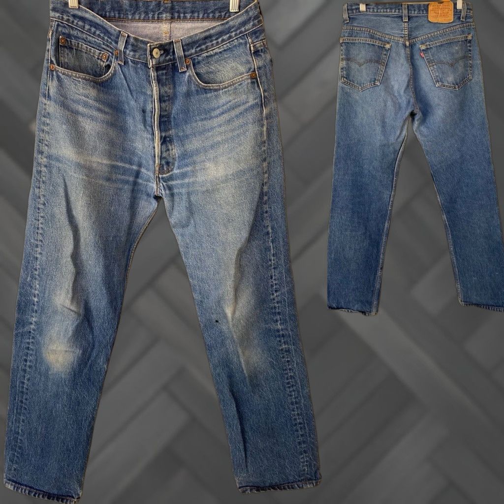 Levi's VINTAGE Levi’s 501 Jeans Button Fly Worn Fade Size 34 34 Measure W 32.5 in L L 31 Men Straight Regular Blue Denim 1980s USA Size US 34 / EU 50 - 1 Thumbnail