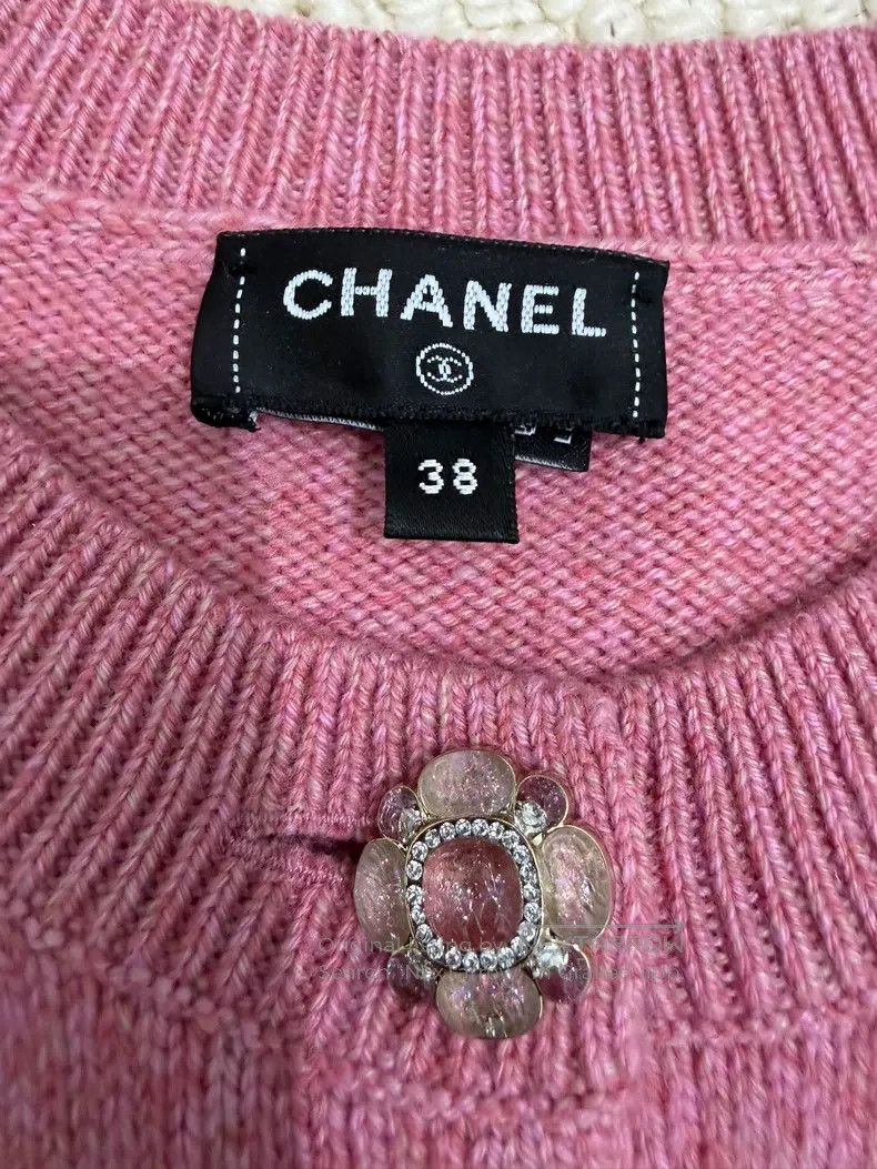 Chanel Chanel 24A pink flower glazed buckle round-neck cardigan c Size XS / US 0-2 / IT 36-38 - 4 Thumbnail