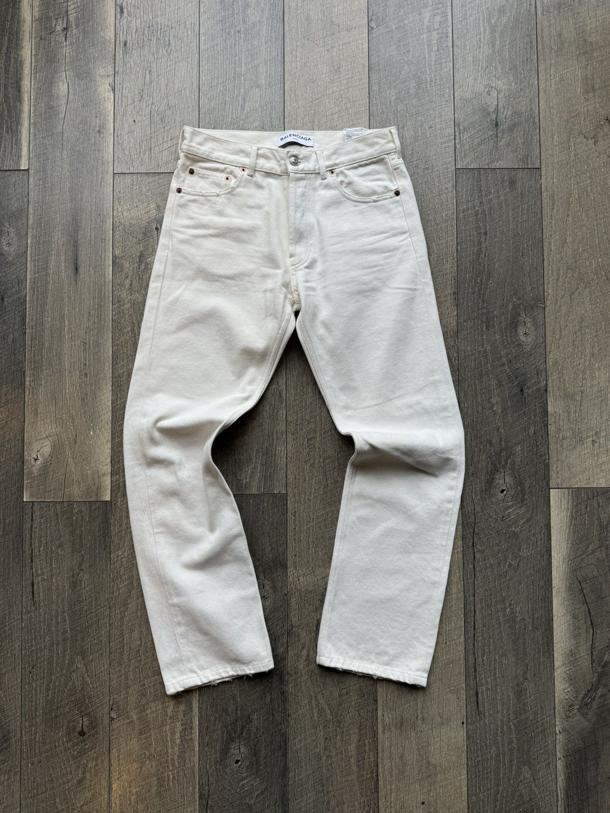 【BALENCIAGA】デニムジーンズ ホワイト ホワイト の ウィメンズ Baggy パンツ スニーカー | Balenciaga JP