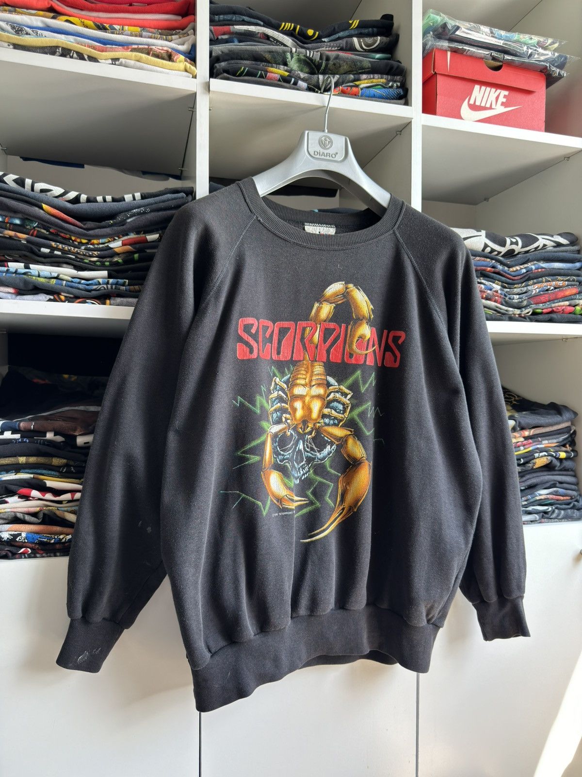 Band Tees Vintage 1988 SCORPIONS Savage Amusement Band Sweatshirt Tee Size US XL / EU 56 / 4 - 2 Thumbnail