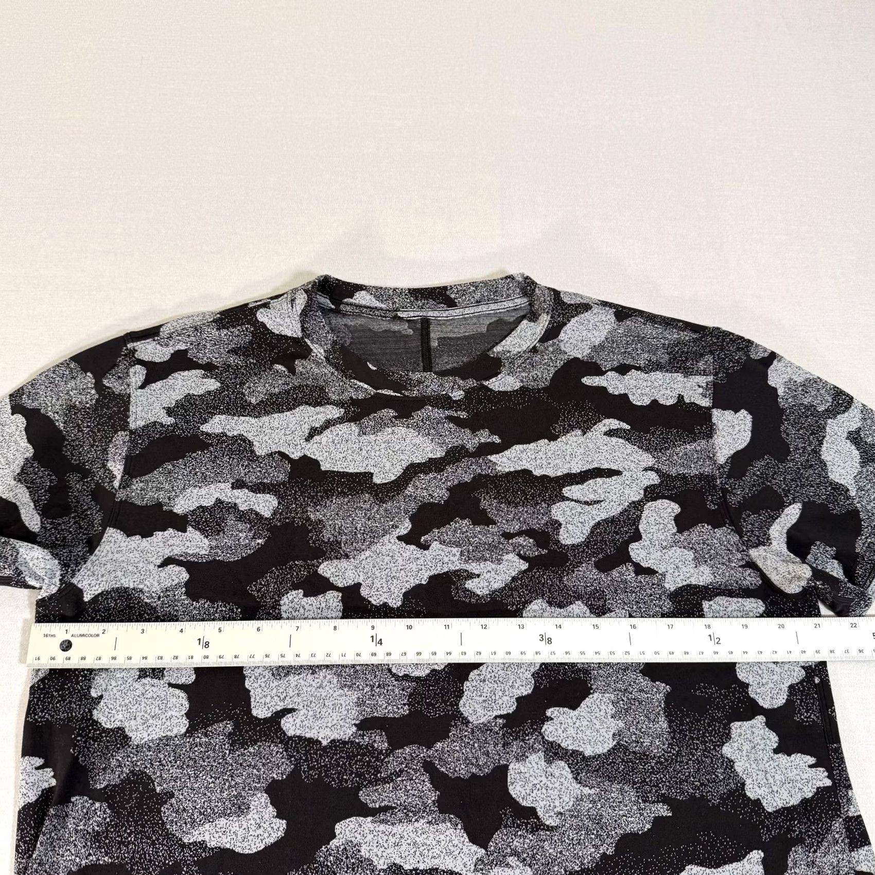 Lululemon Lululemon Womens Black Camo T Shirt Performance Stretch Gym Tee Size 10 Size L / US 10 / IT 46 - 3 Thumbnail