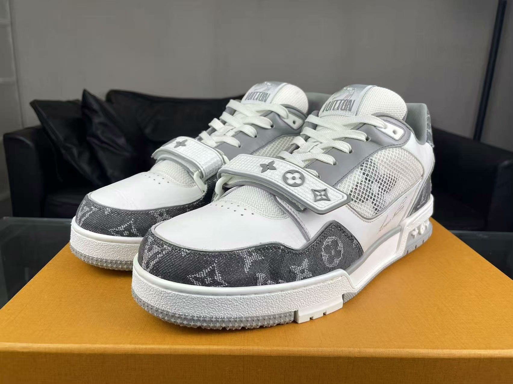 Louis Vuitton Louis Vuitton Training White Lowtop Sneakers 42 Men Size US 9 / EU 42 - 1 Thumbnail