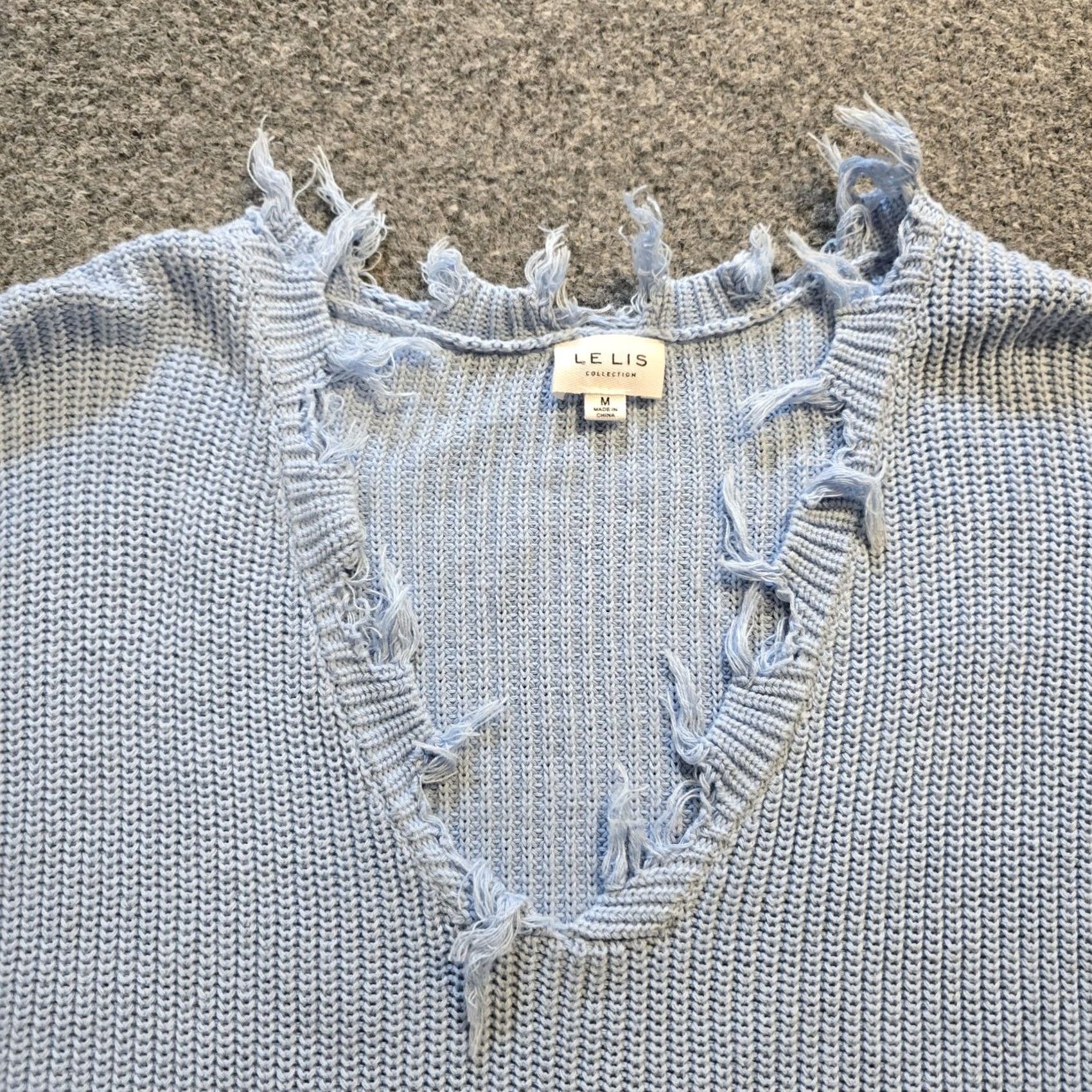 Vintage Le Lis Sweater Womens Size M Blue Distressed Raw Hem Long Sleeve Casual Pullover V-Neck Knit Cotton Regular Classic Knitting Winter Fall Fashion Shirt Size M / US 6-8 / IT 42-44 - 2 Thumbnail